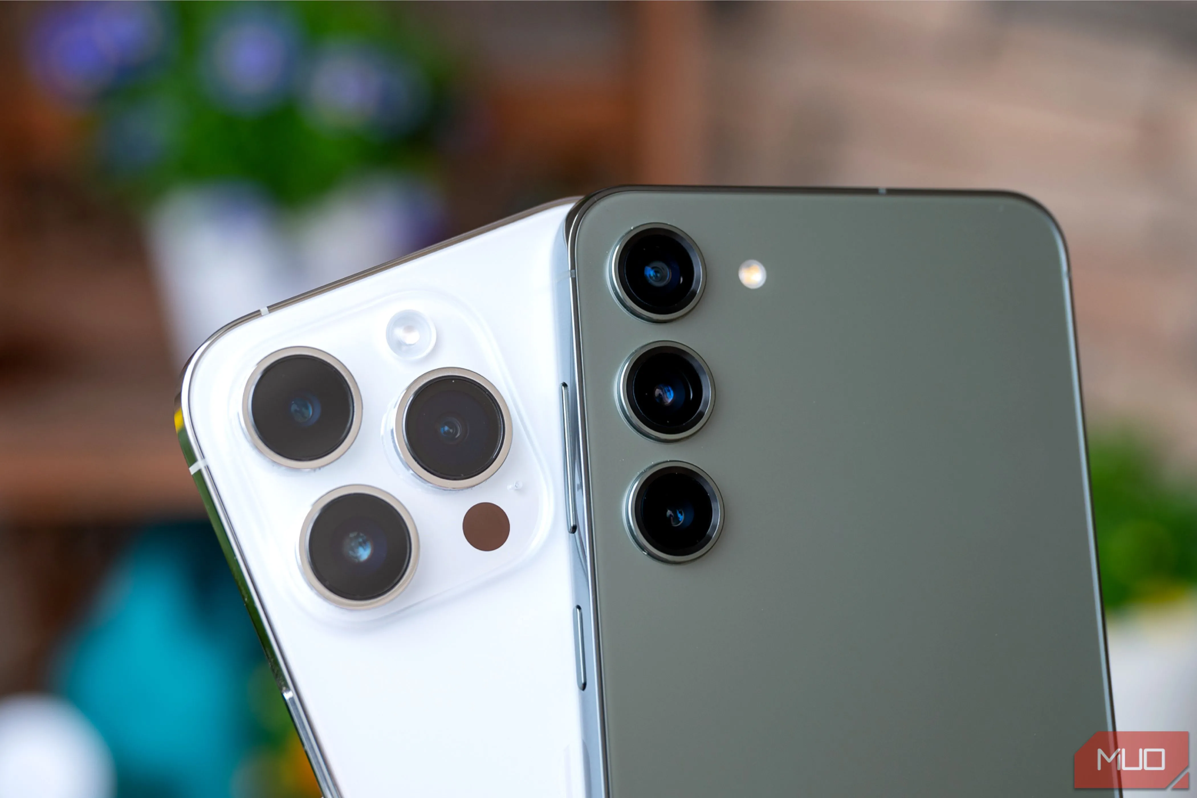 So sánh cụm camera sau của Samsung Galaxy S23+ và iPhone 14 Pro, đại diện cho hai hệ điều hành Android và iOS
