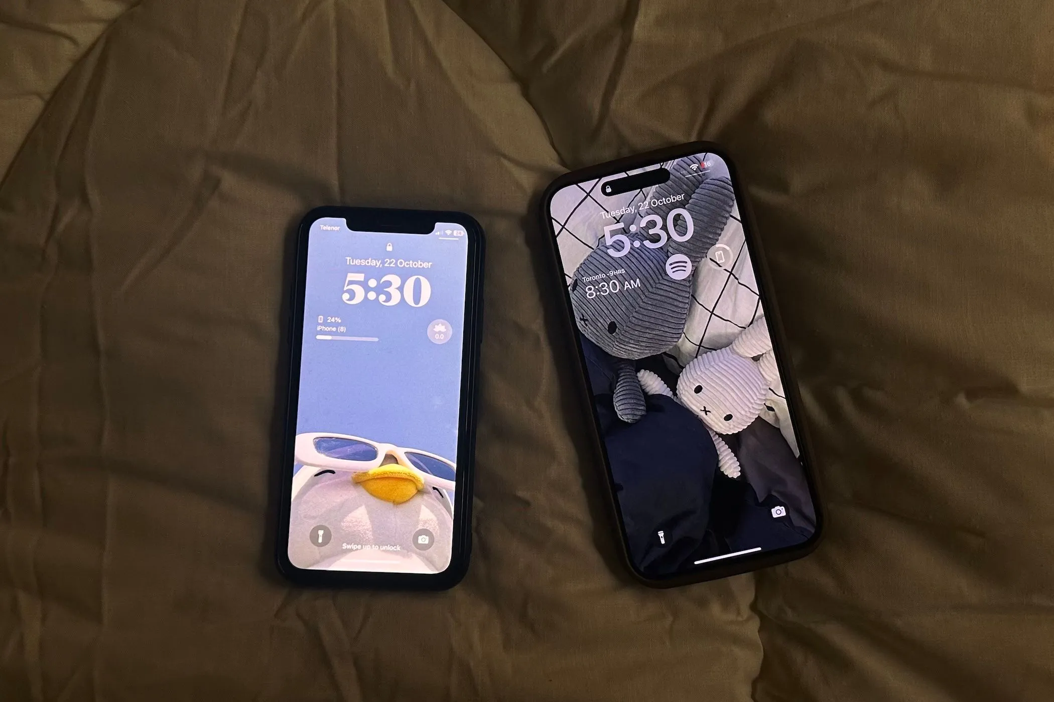 So sánh iPhone X và iPhone 15 Pro Max, minh họa sự phát triển của điện thoại Apple qua các thế hệ, cho thấy khả năng tái chế thiết bị cũ.