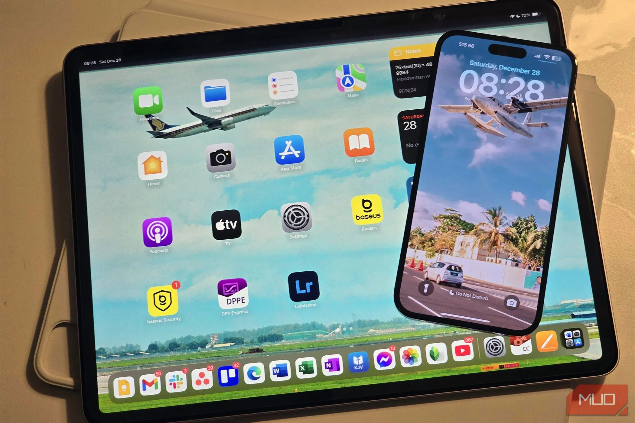 So sánh kích thước màn hình lớn 13 inch của iPad Air với iPhone 14 Pro Max