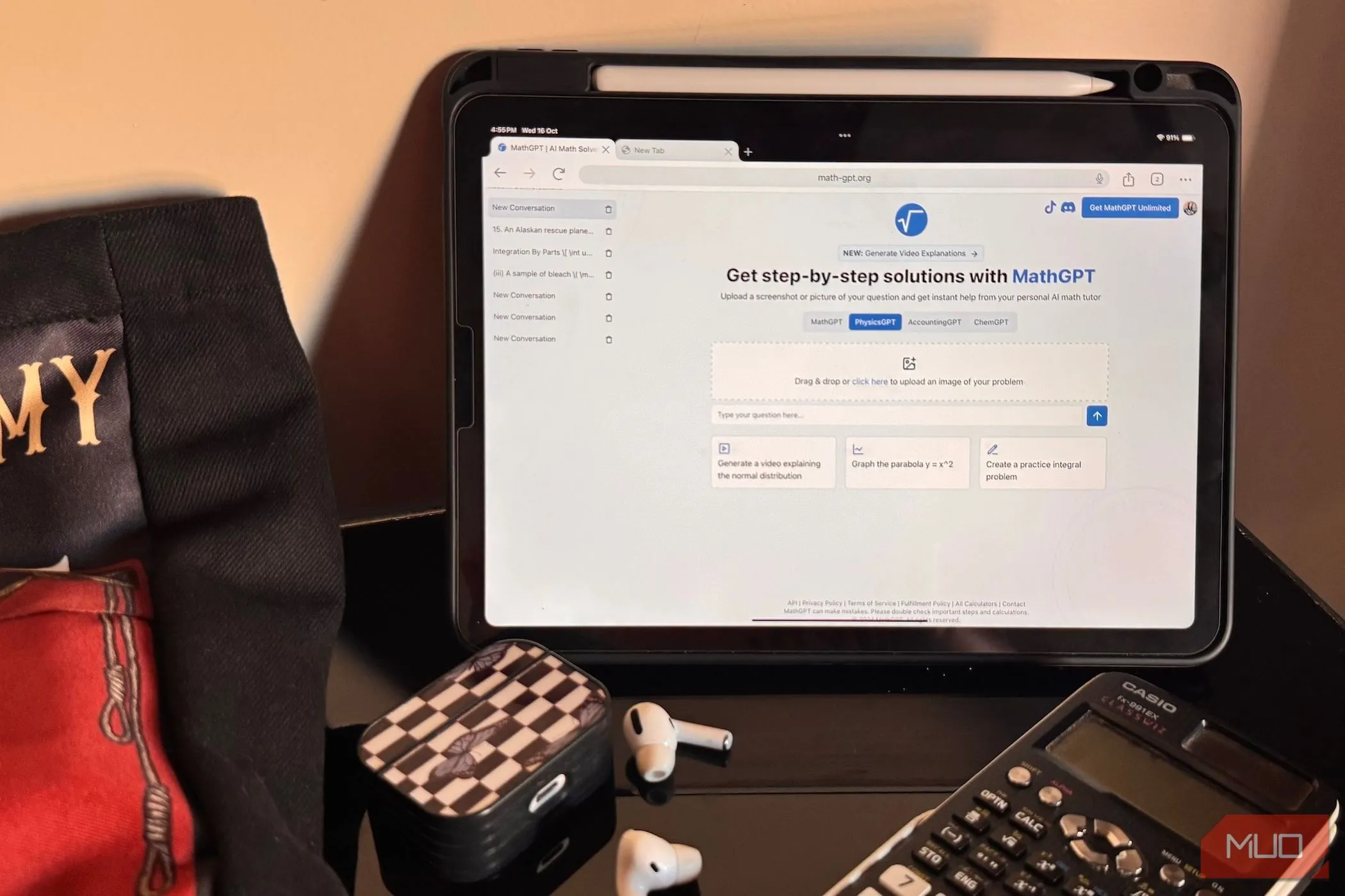 Sử dụng iPad làm việc trong môi trường thoải mái, di động, với ứng dụng MathGPT mở và phụ kiện công nghệ đi kèm