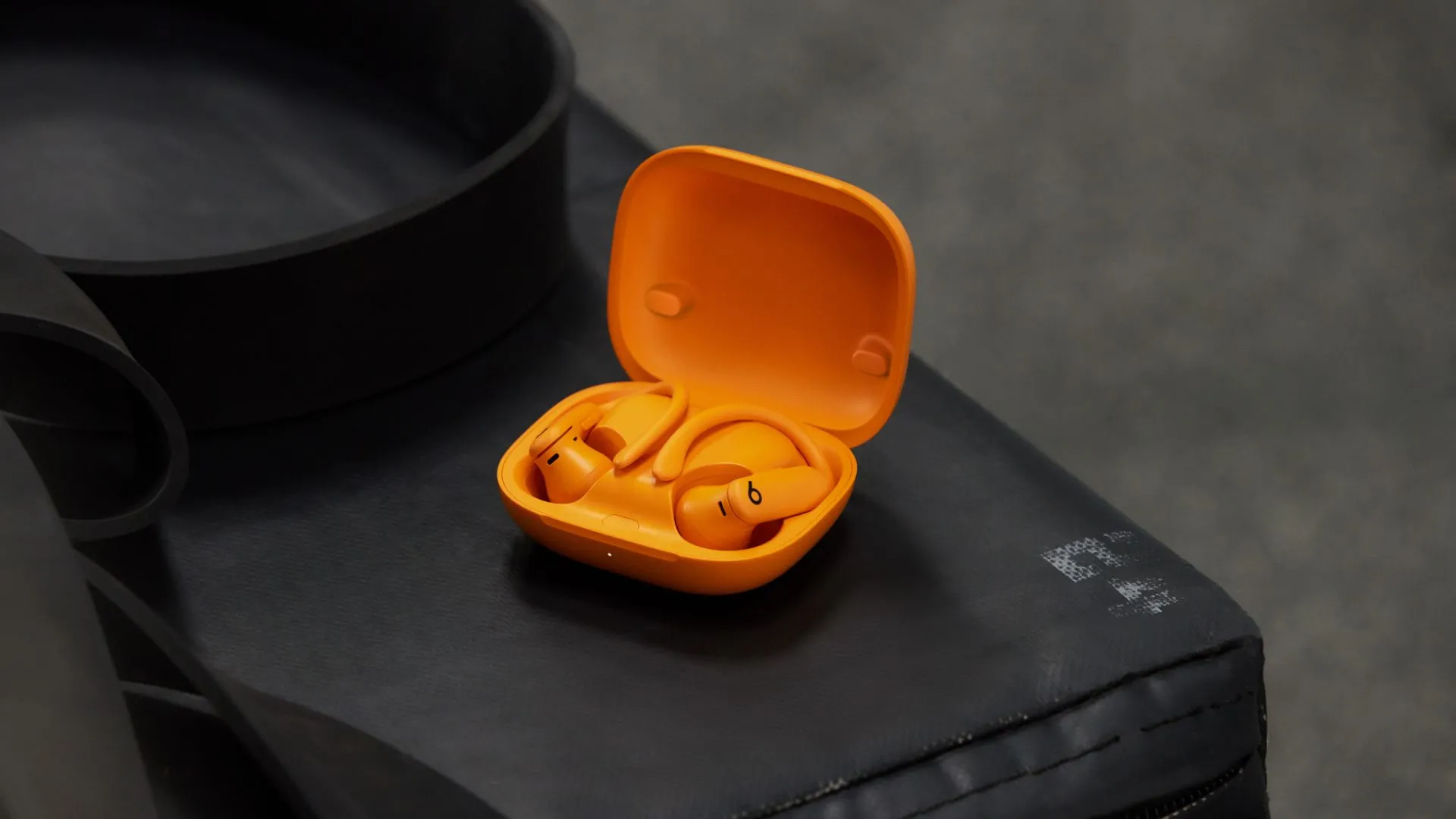 Tai nghe Powerbeats Pro 2 màu cam với thiết kế earhook đặc trưng