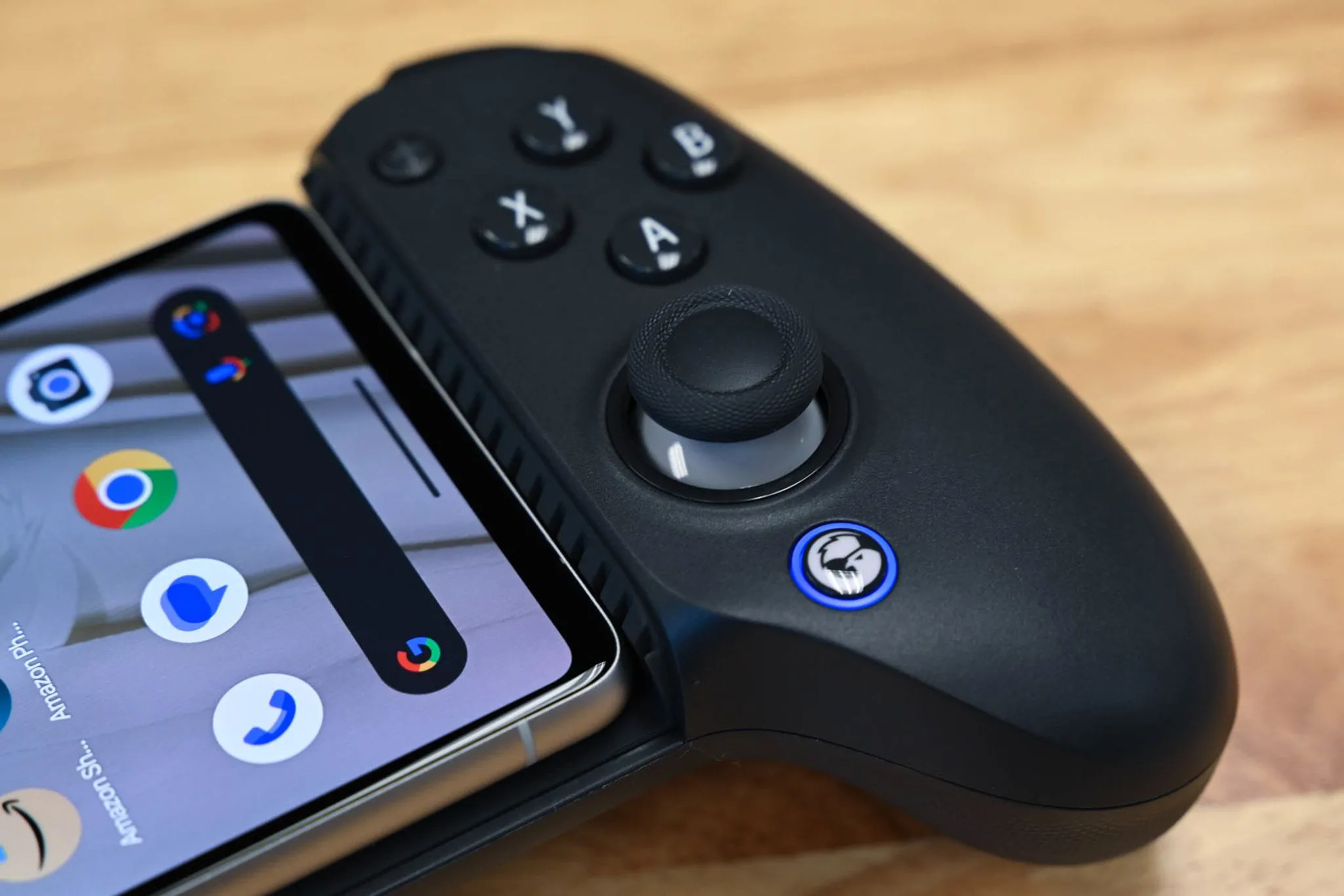 Tay cầm chơi game di động G8+ Galileo với đèn báo sáng, minh họa khả năng kết nối phụ kiện chơi game có dây với điện thoại Samsung.