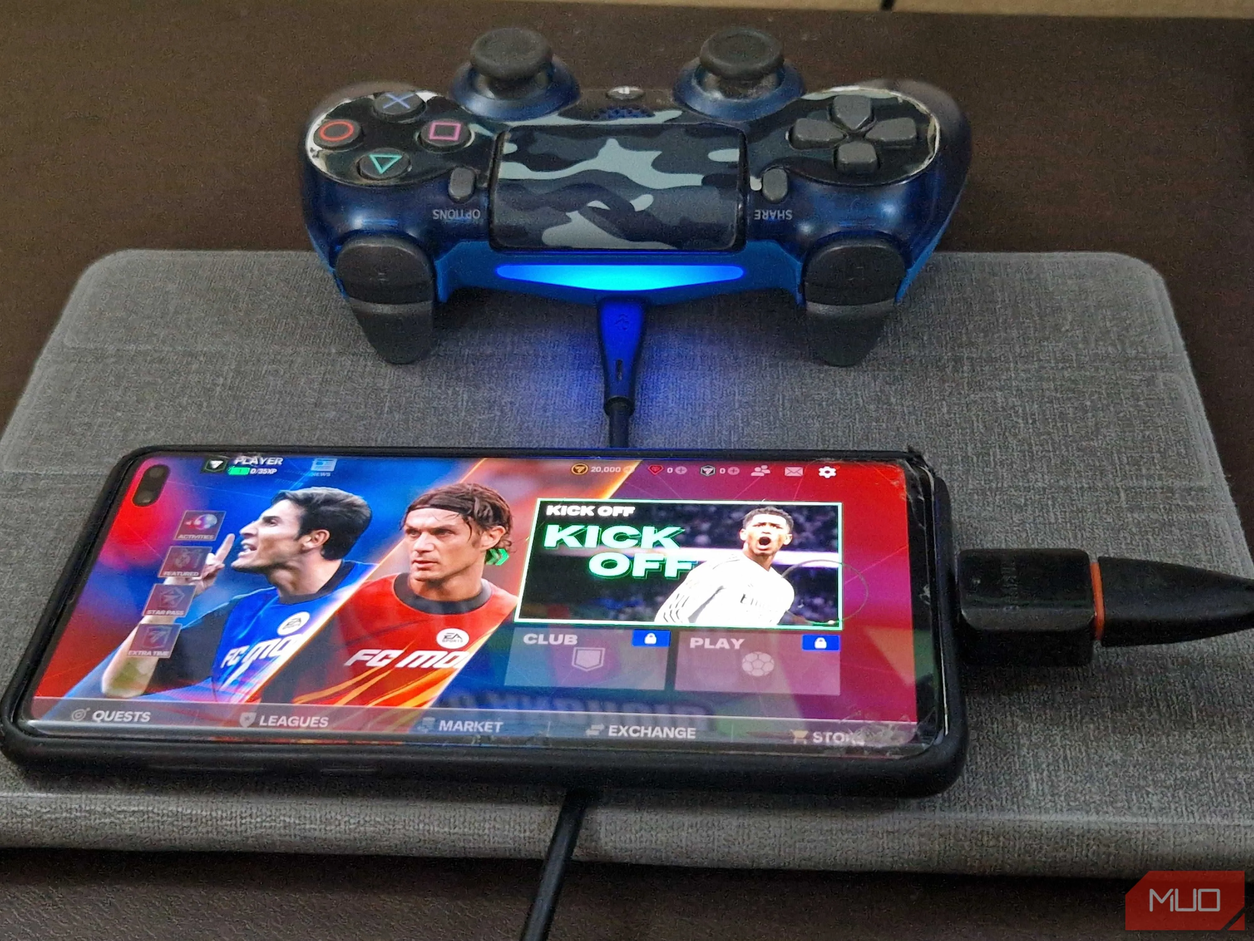 Tay cầm chơi game PS4 kết nối với smartphone qua adapter OTG và cáp USB, nâng cao trải nghiệm chơi game di động