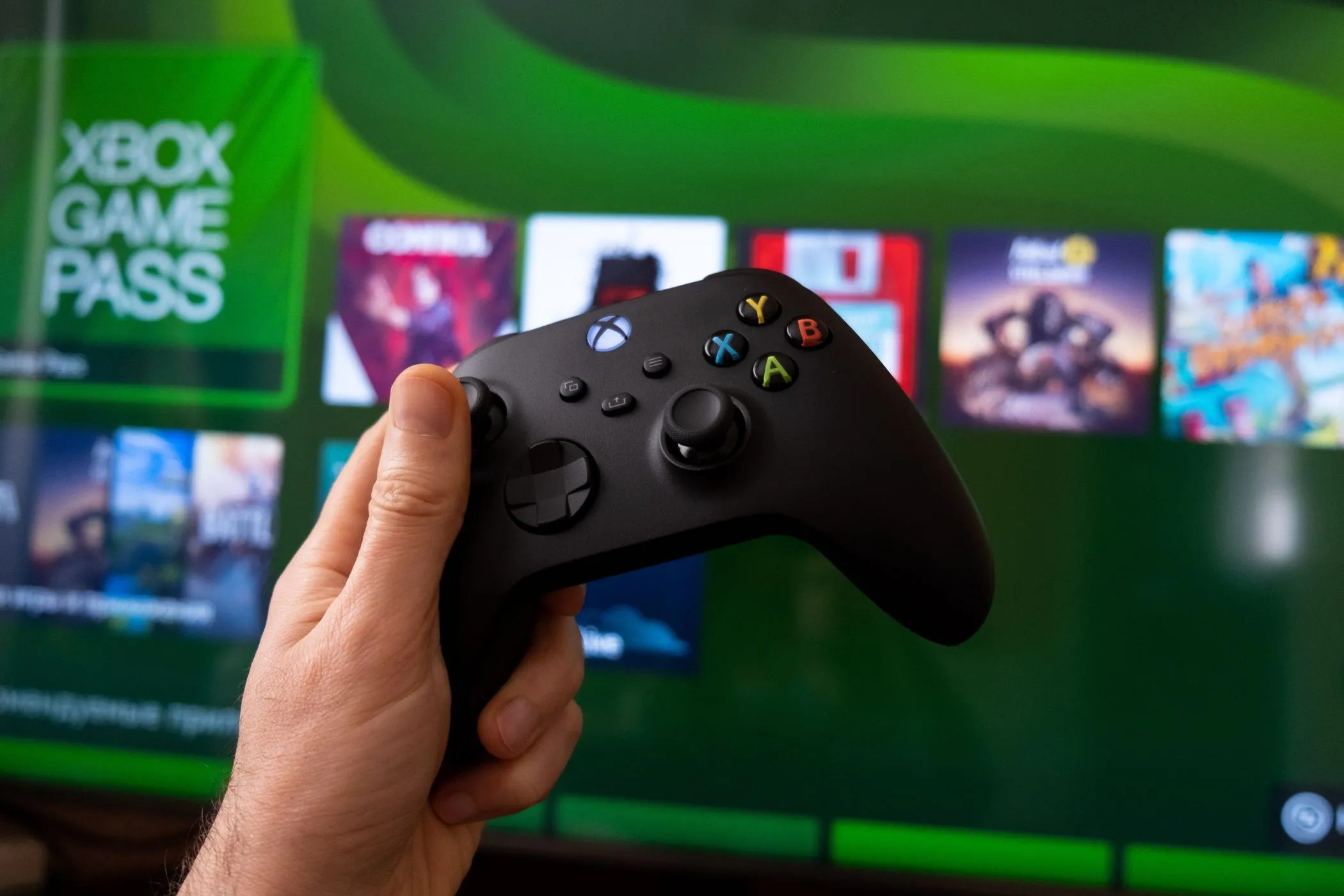 Tay cầm Xbox và màn hình Game Pass, thể hiện trải nghiệm chơi game có thể tối ưu với cài đặt âm thanh PCM