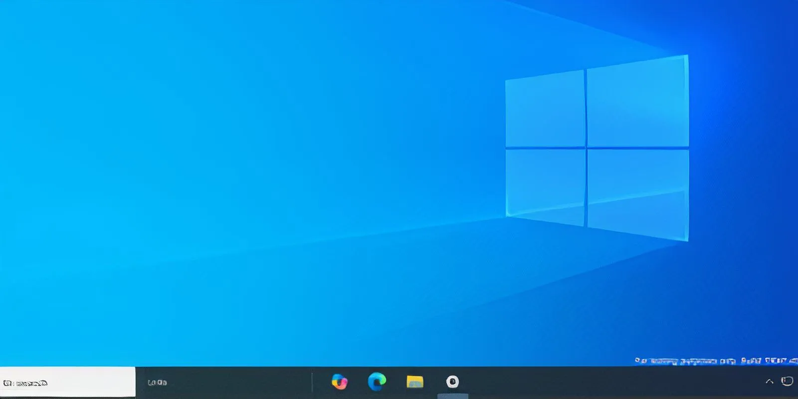 Thanh Taskbar Windows 10 với các biểu tượng ứng dụng đã được căn giữa tạo nên giao diện thẩm mỹ.