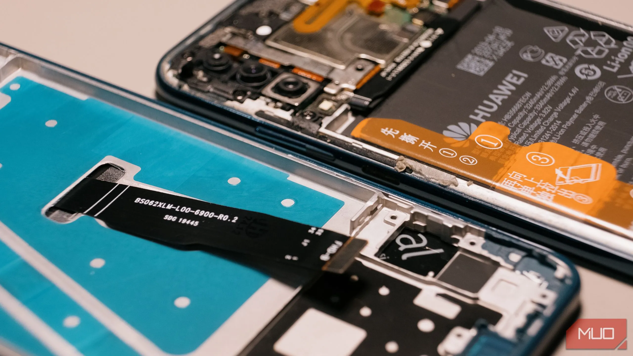 Thao tác chuyển đổi linh kiện bên trong smartphone sang vỏ mới