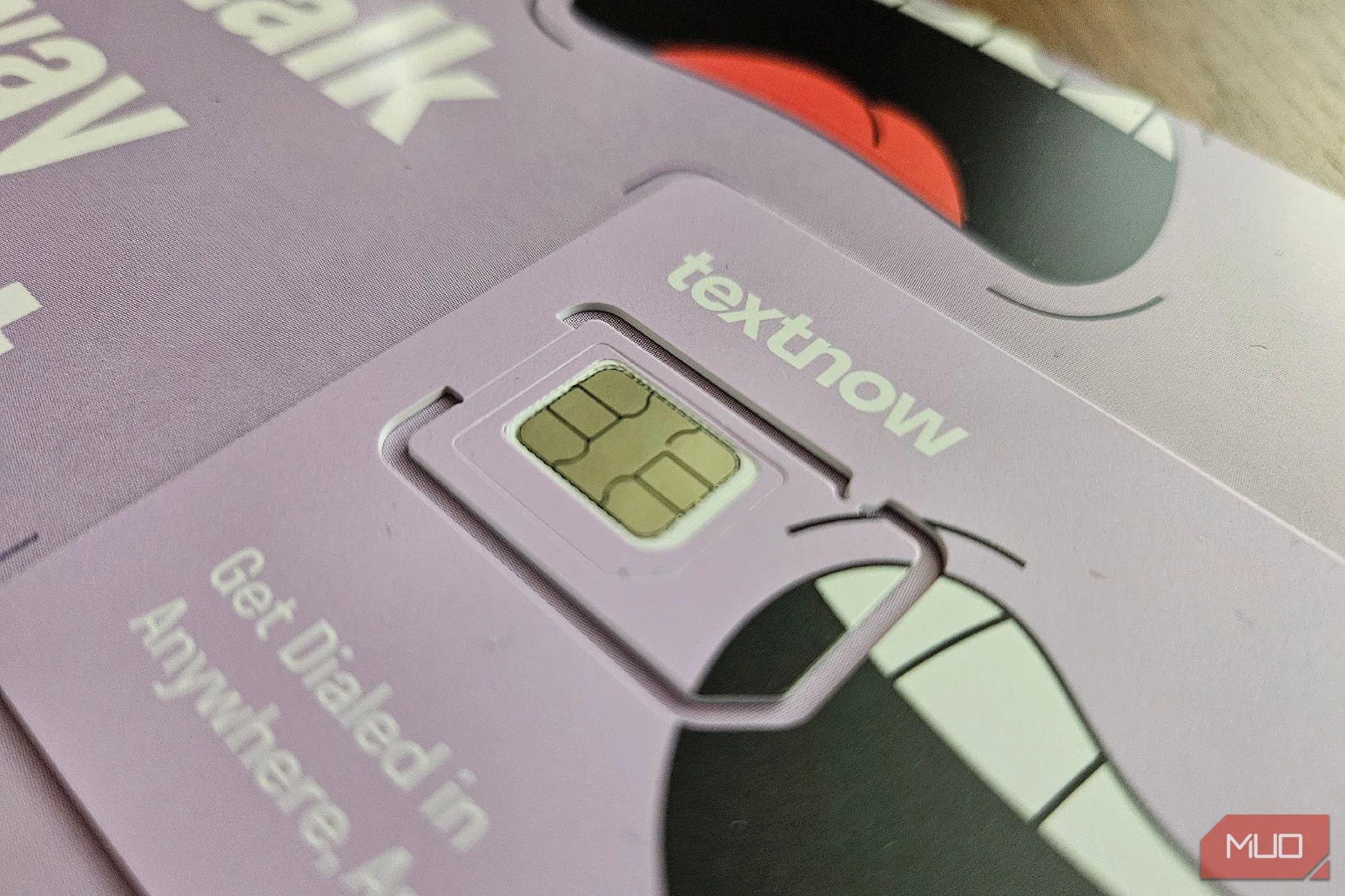 Thẻ SIM điện thoại minh họa sự phụ thuộc của giao thức RCS vào nhà mạng di động và cơ sở hạ tầng mạng.