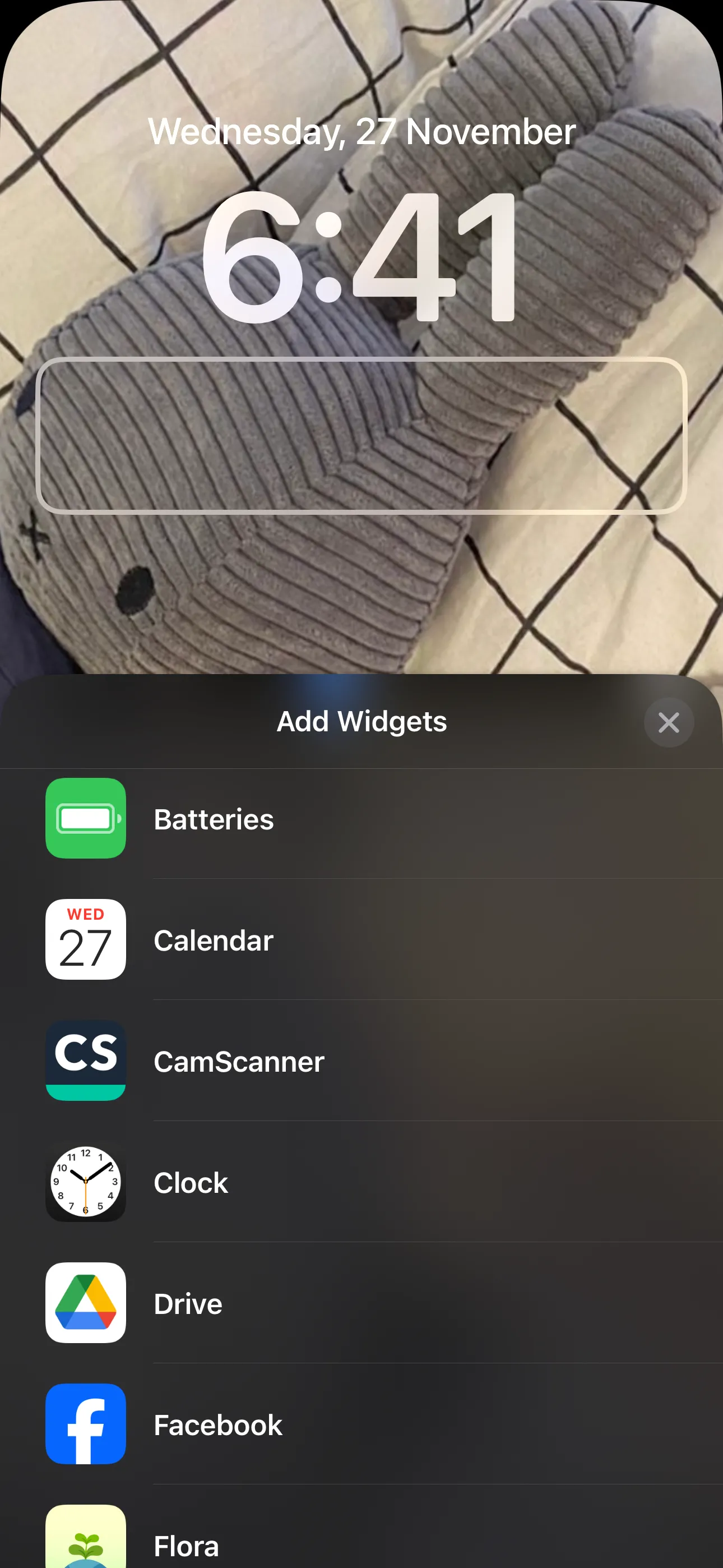 Thêm widget vào Màn hình khóa iPhone từ danh sách tùy chọn