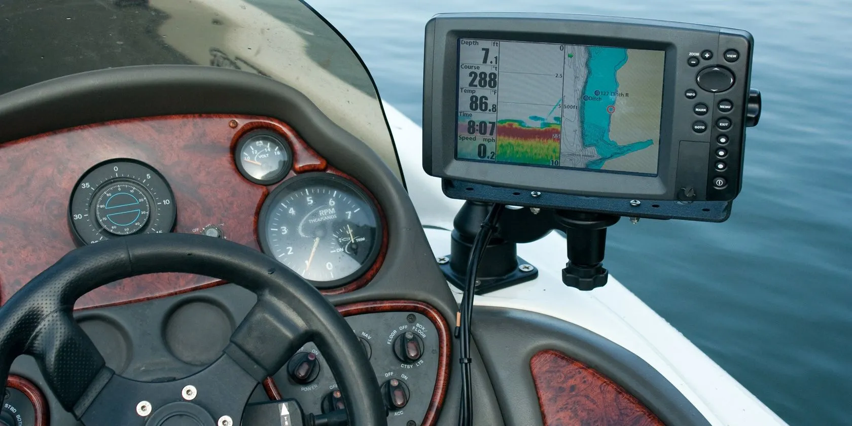 Thiết bị định vị GPS chuyên dụng trên thuyền đánh cá