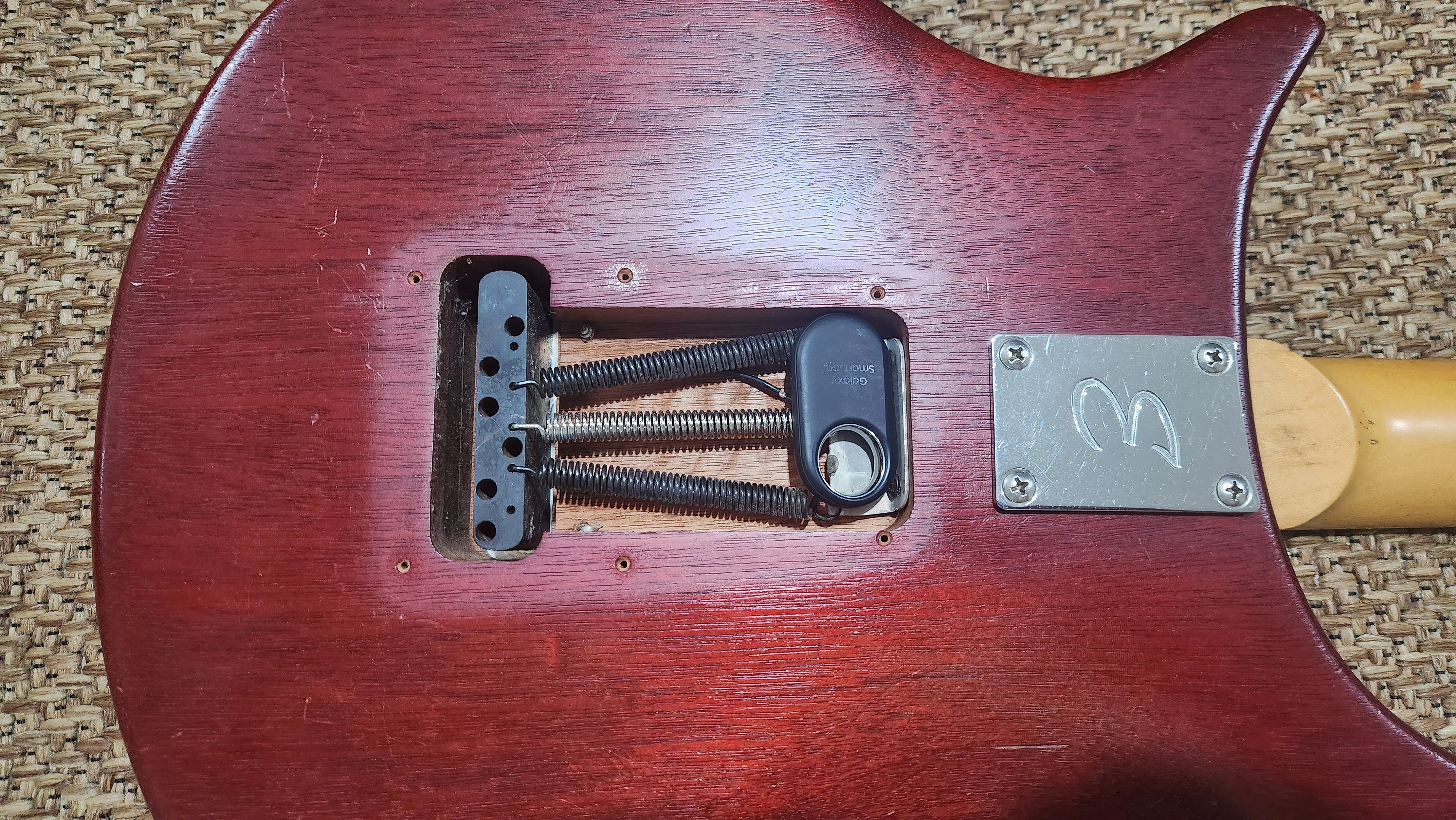 Thiết bị theo dõi AirTag bên trong khoang đàn guitar