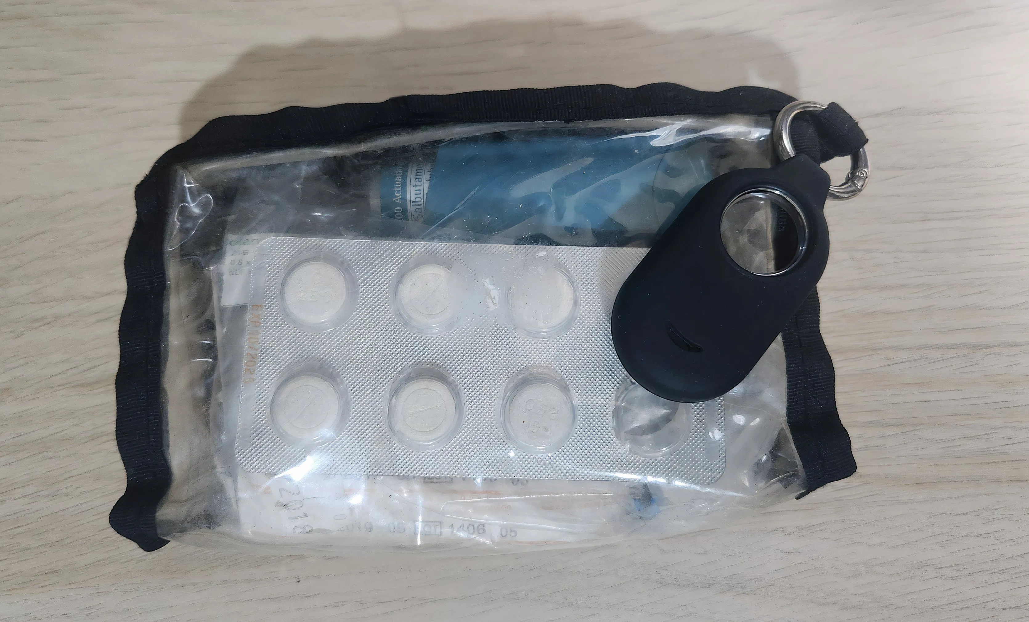 Thiết bị theo dõi AirTag được gắn vào túi y tế