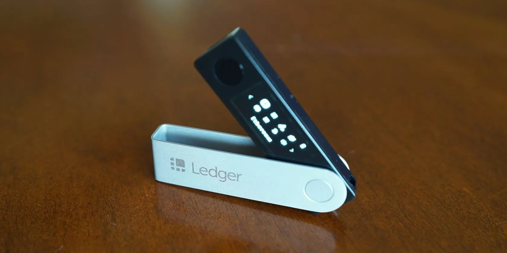 Thiết bị ví cứng Ledger Nano X đặt trên bề mặt gỗ, biểu tượng cho bảo mật tiền điện tử.