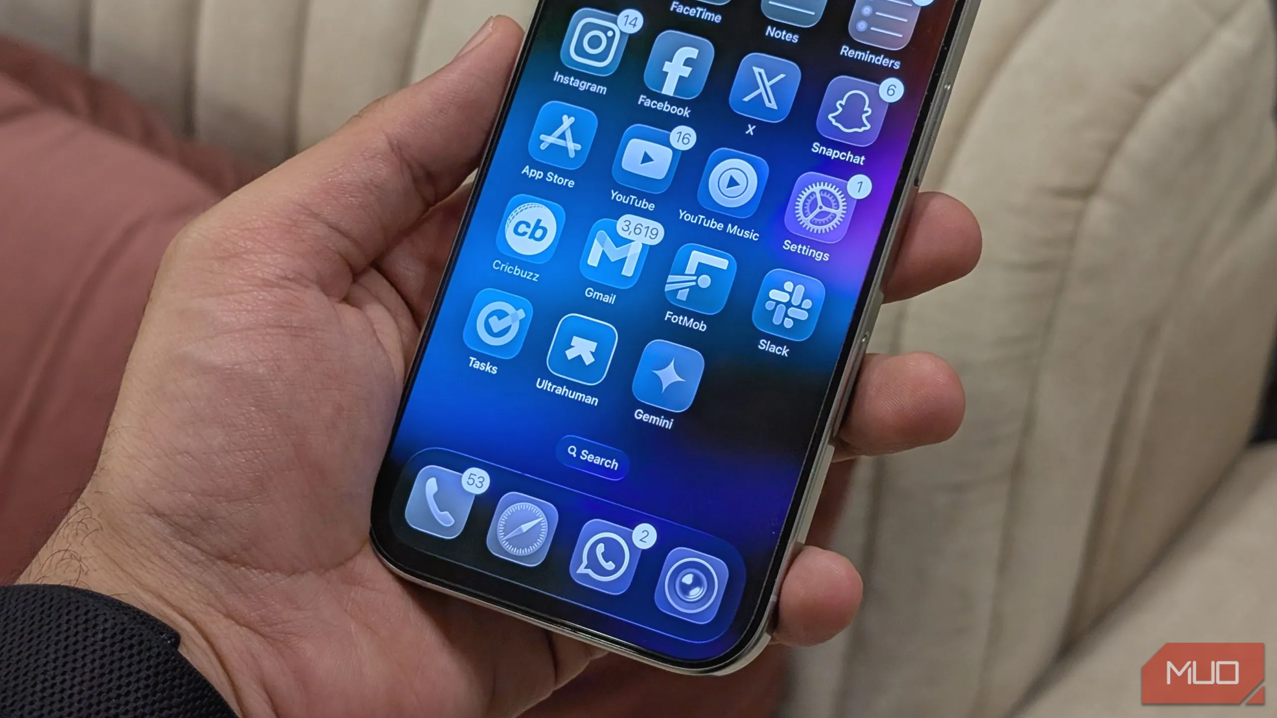Thiết kế Liquid Glass mới của iOS 26 trên màn hình chính iPhone, mang đến giao diện tươi mới cho mọi thiết bị