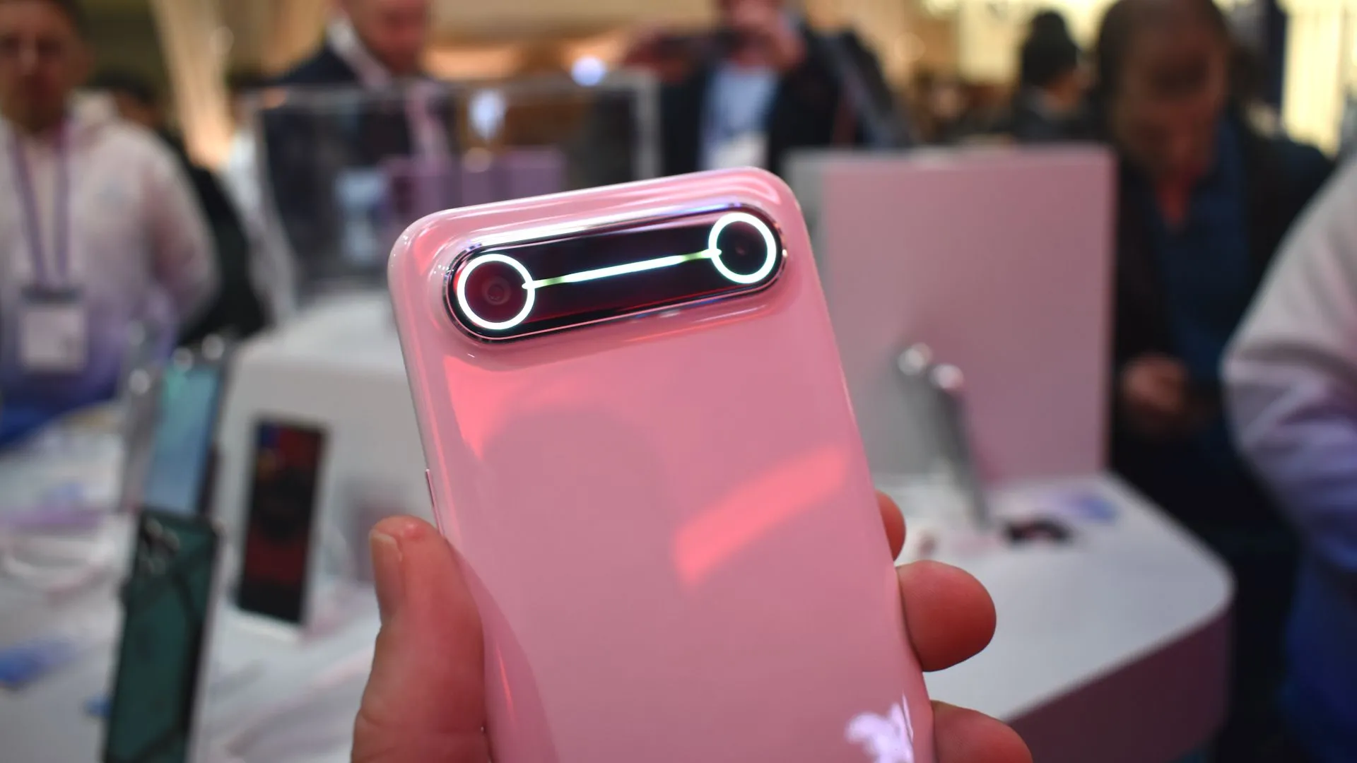 Thiết kế mặt lưng và cụm camera điện thoại Tecno Spark Slim siêu mỏng tại MWC 2025