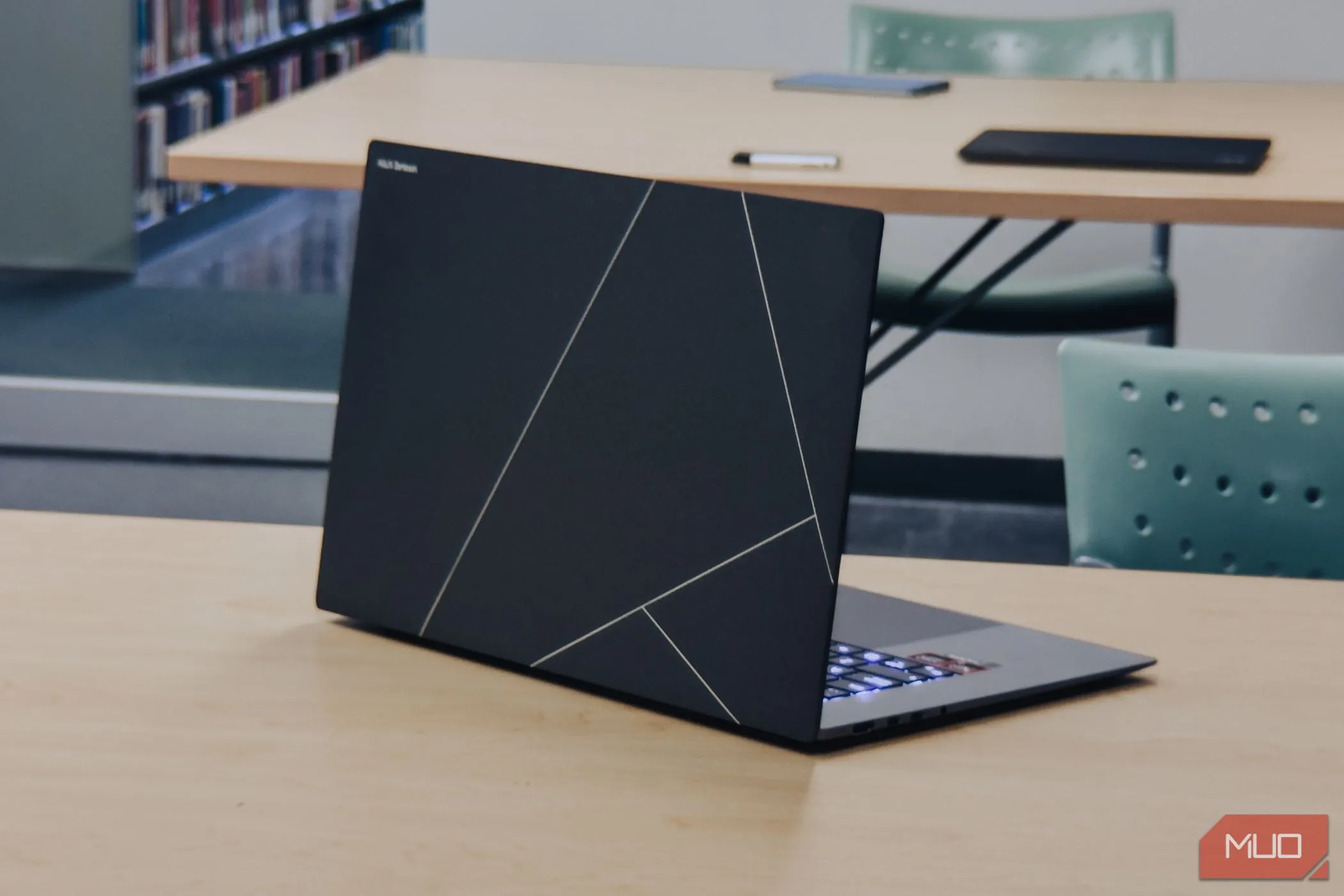 Thiết kế mỏng nhẹ của laptop ASUS Zenbook S 16 OLED với mặt lưng nghiêng