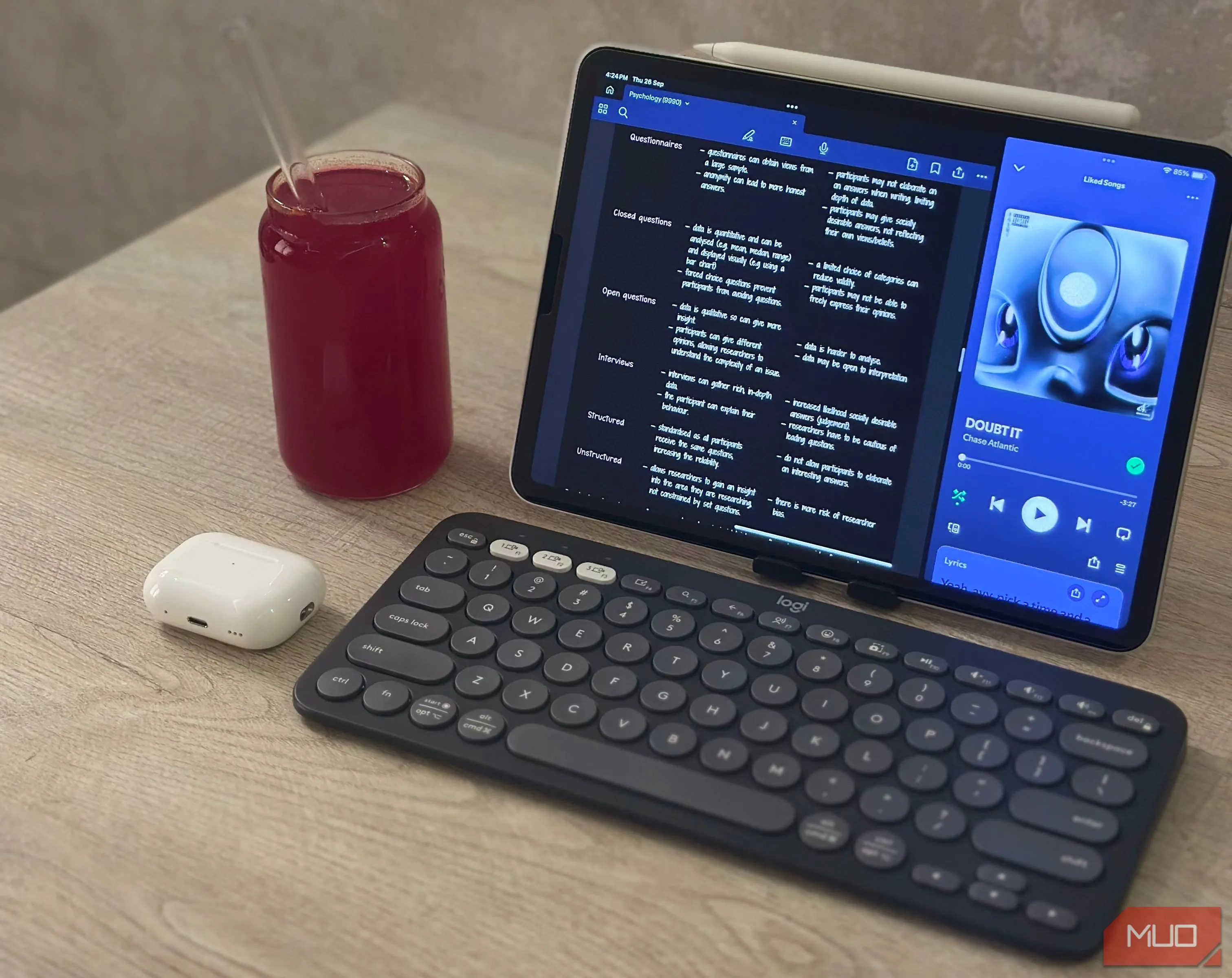 Thiết lập làm việc di động với iPad Air, bàn phím Logitech Pebble Keys 2 K380s, và tai nghe AirPods trên bàn