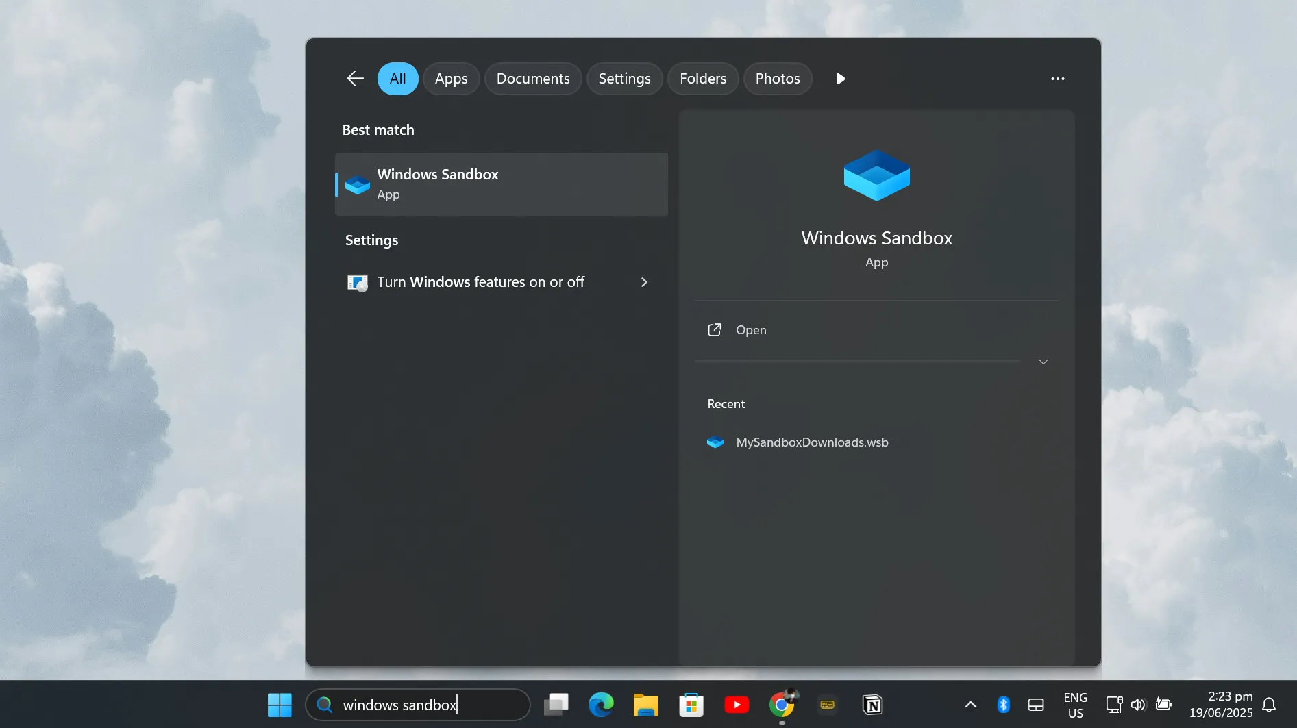 Tìm kiếm và mở Windows Sandbox từ Start Menu của Windows, cho thấy cách truy cập nhanh vào môi trường ảo hóa an toàn để kiểm tra file.