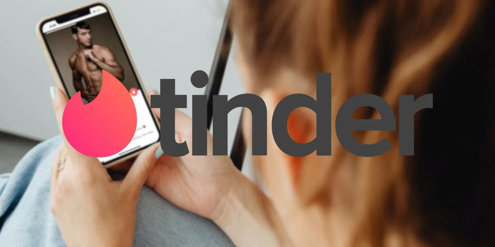 Tinder Logo và người phụ nữ đang xem hồ sơ hẹn hò trên ứng dụng, minh họa rủi ro lừa đảo tình cảm trực tuyến.