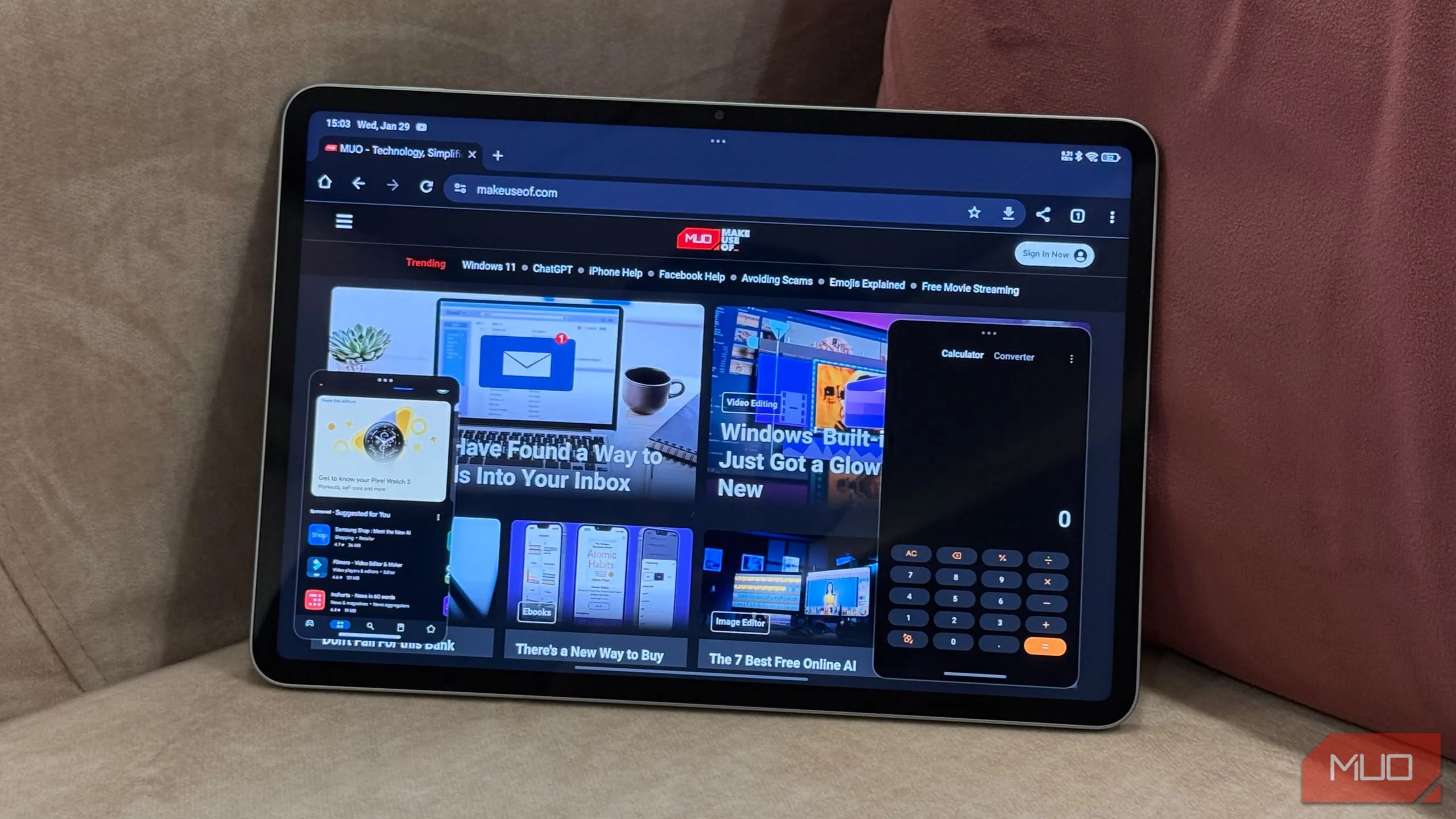 Tính năng đa nhiệm trên máy tính bảng Android, với ứng dụng mở ở chế độ cửa sổ nổi.