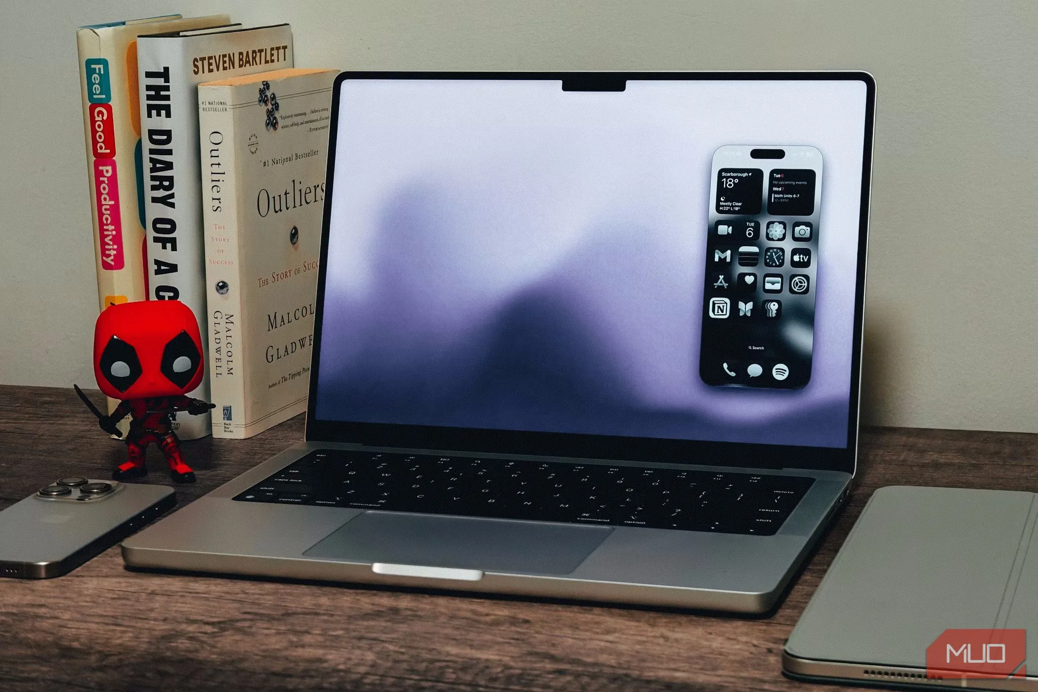 Tính năng Gương iPhone của macOS Sequoia hiển thị màn hình iPhone trên MacBook Pro, cho phép điều khiển iPhone mượt mà bằng chuột và bàn phím máy Mac