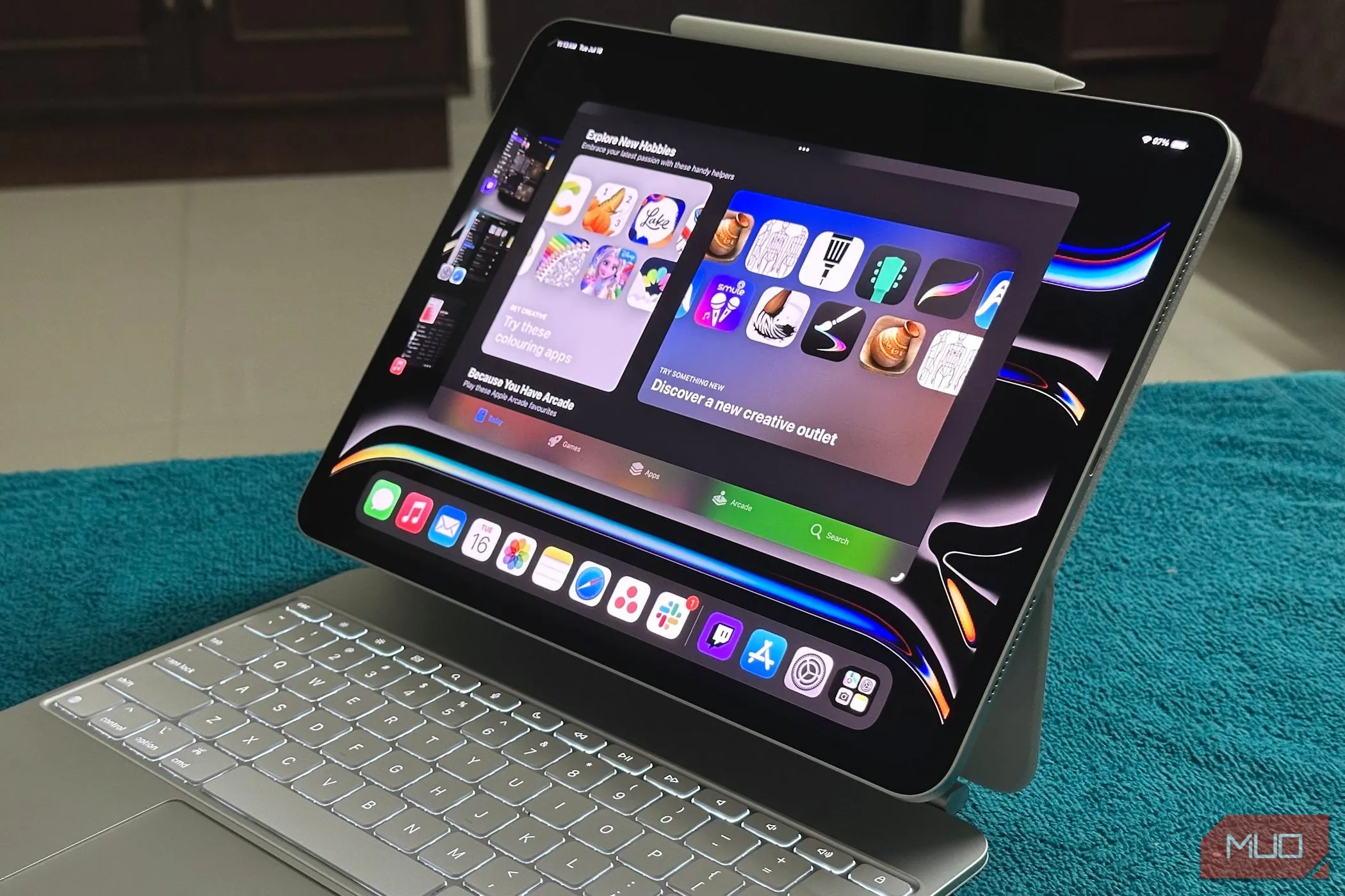 Tính năng Stage Manager trên iPad Pro kết nối với Magic Keyboard, thể hiện môi trường làm việc của iPad.