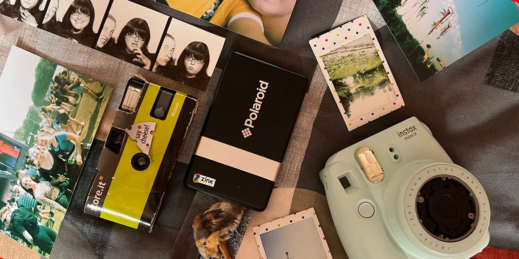 Tổng hợp các thiết bị và ảnh in cổ điển như máy in Polaroid PoGo, máy ảnh Instax, và máy ảnh film dùng một lần, minh họa xu hướng phục hồi phong cách chụp ảnh cũ.