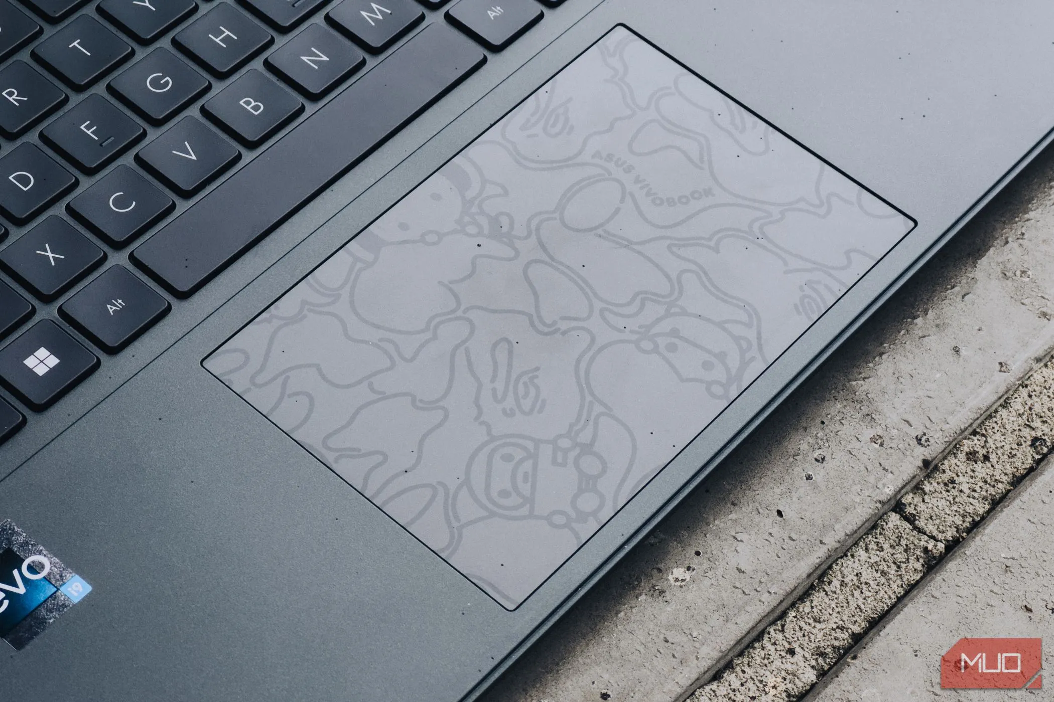 Trackpad cảm ứng lực haptic trên laptop ASUS Vivobook S 15 OLED
