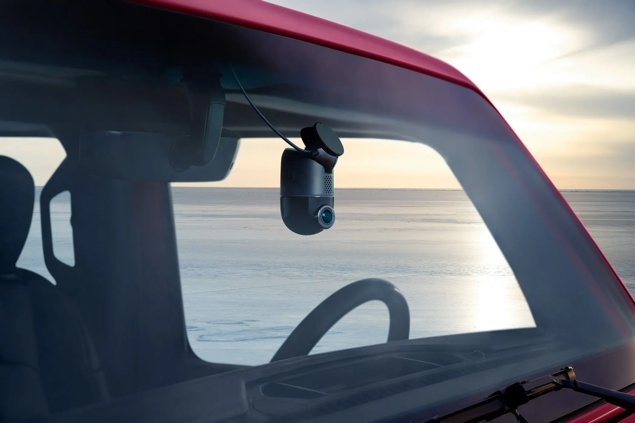 Trải nghiệm ghi hình 4K 60FPS mượt mà với camera hành trình 70mai Dash Cam 4K Omni được gắn cố định trên xe ô tô.
