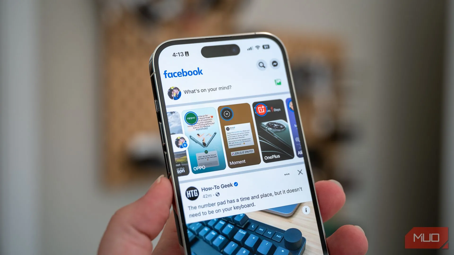 Trang chủ Facebook hiển thị trên màn hình của một chiếc iPhone 14 Pro, minh họa tầm quan trọng của việc quản lý thông tin cá nhân trên mạng xã hội.