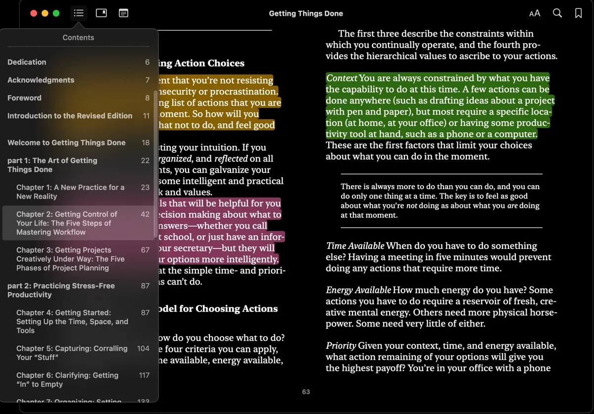 Trang sách 'Getting Things Done' trong ứng dụng Apple Books với những đoạn văn được tô sáng, thể hiện kỹ thuật đánh dấu thông tin quan trọng khi đọc sách