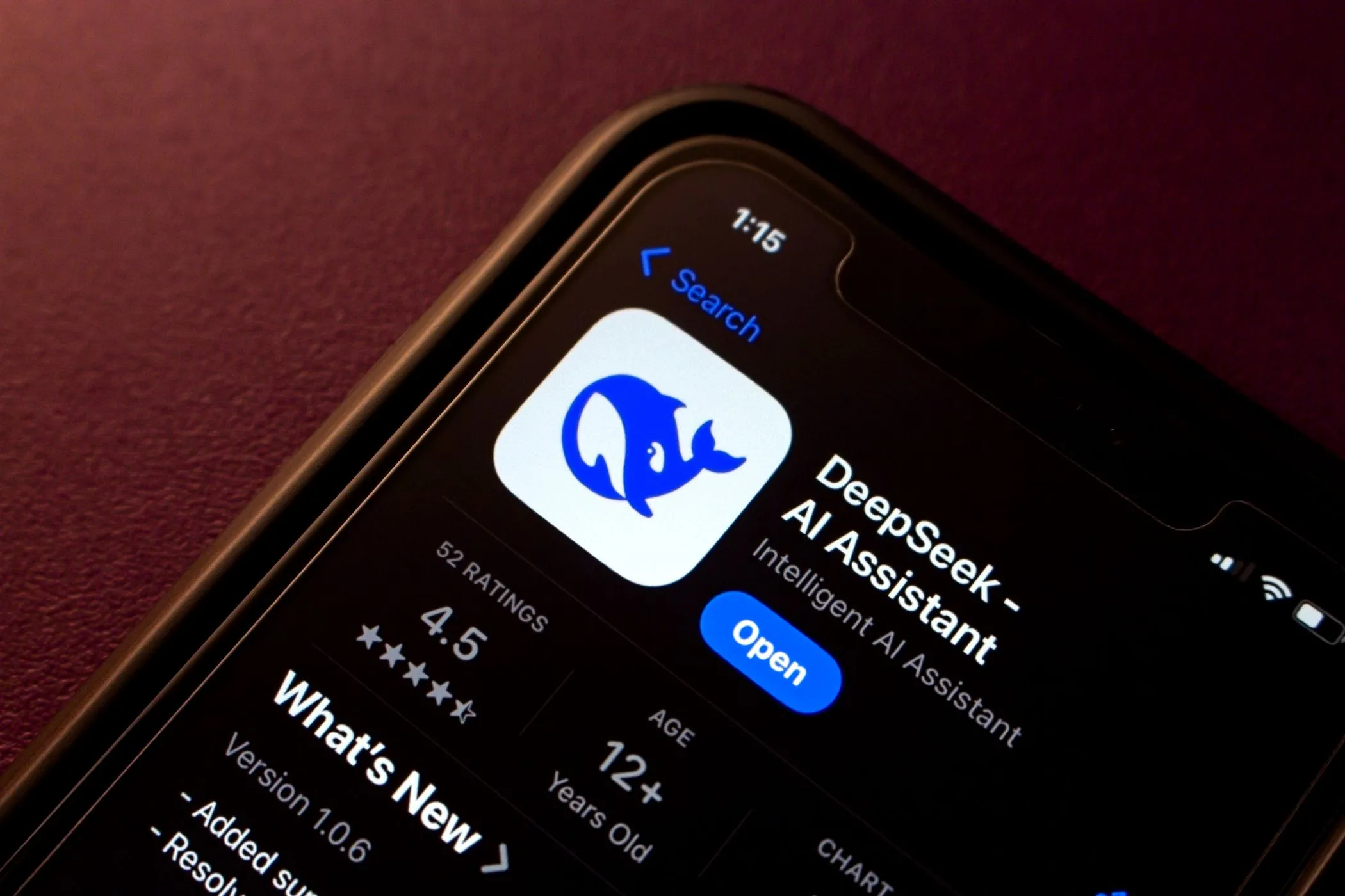 Trang tải ứng dụng chatbot DeepSeek AI trên Apple App Store, minh họa việc tải ứng dụng từ nguồn đáng tin cậy.