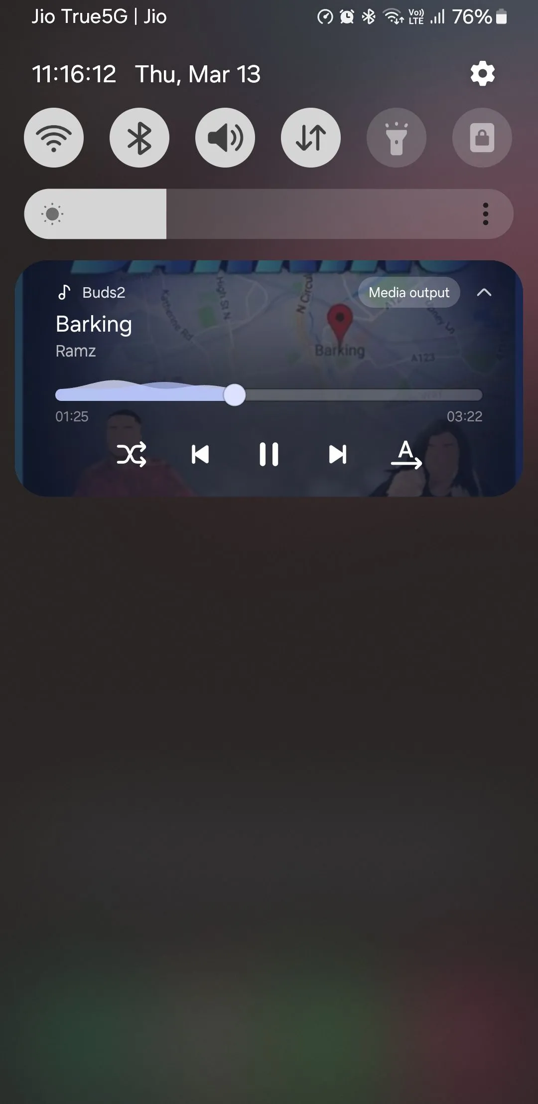 Trình phát nhạc hiển thị trên bảng thông báo Samsung, cho phép điều khiển âm thanh.
