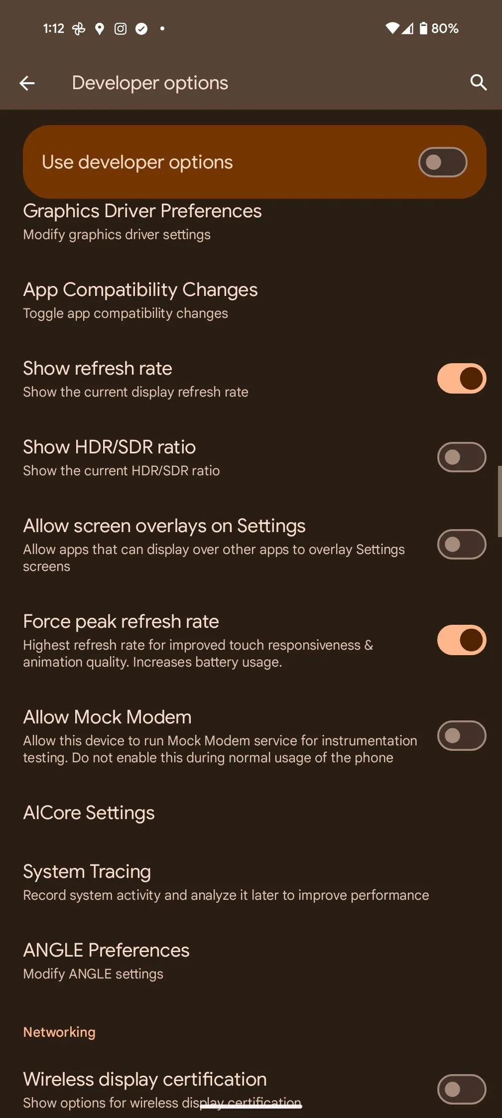 Tùy chọn Hiển thị tần số quét và Buộc tần số quét cao nhất trong Developer Options của Android