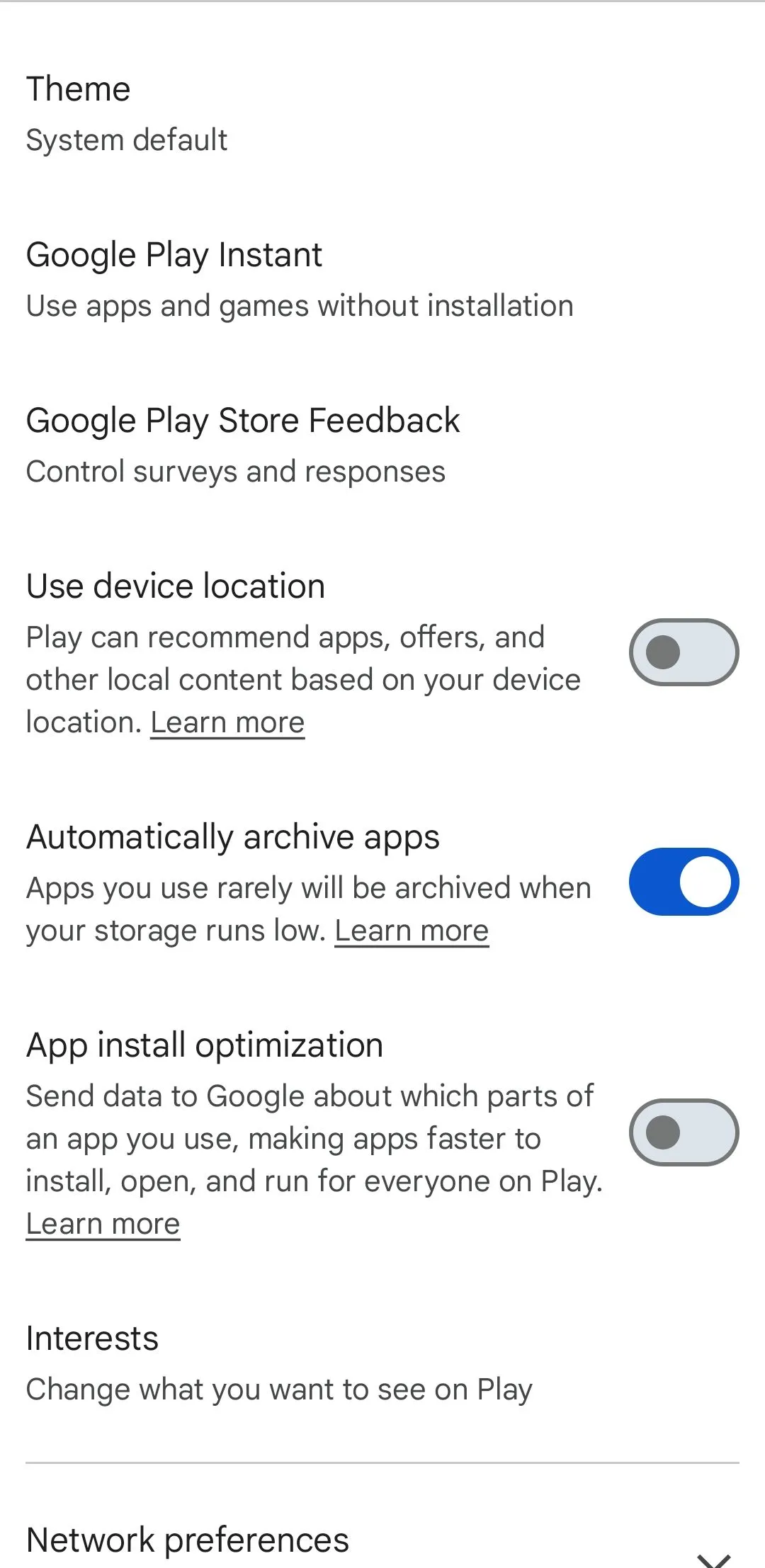 Tùy chọn &quot;Tự động lưu trữ ứng dụng&quot; trong cài đặt Play Store, cho phép người dùng kích hoạt tính năng tối ưu dung lượng cho các ứng dụng ít dùng.