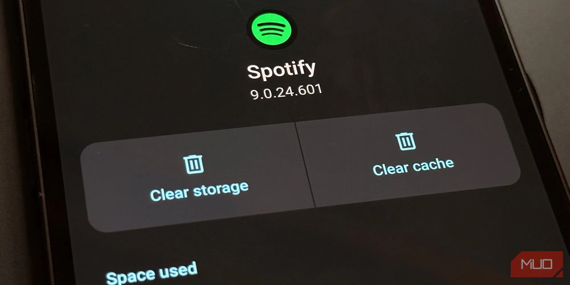 Tùy chọn &quot;Xóa bộ nhớ đệm&quot; (Clear cache) và &quot;Xóa dữ liệu&quot; (Clear storage) trong cài đặt ứng dụng trên Android 15, giúp giải phóng dung lượng và làm mới ứng dụng