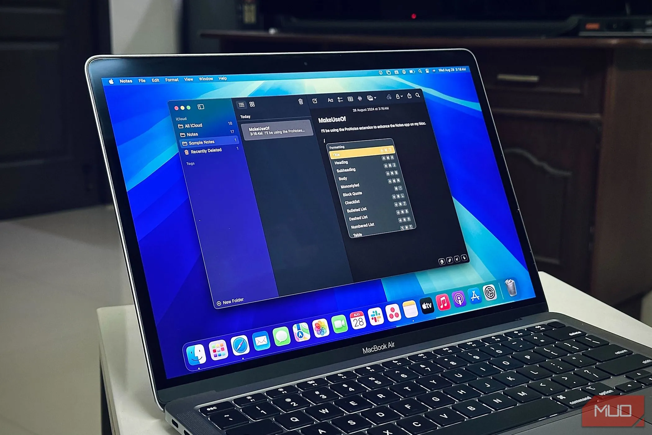 Ứng dụng Apple Notes hiển thị trên MacBook Air, hỗ trợ phân tích nhật ký trì hoãn.