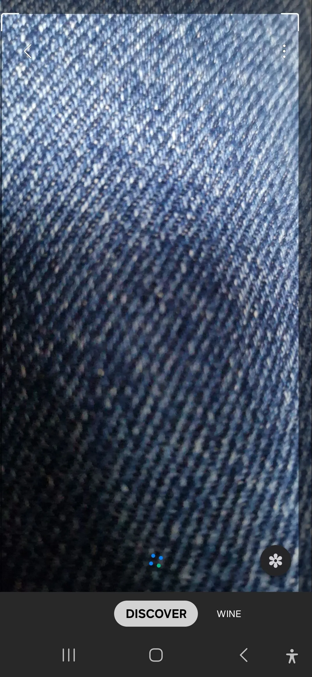 Ứng dụng Bixby Vision đang quét một tấm vải denim để nhận diện chất liệu hoặc tìm kiếm thông tin liên quan