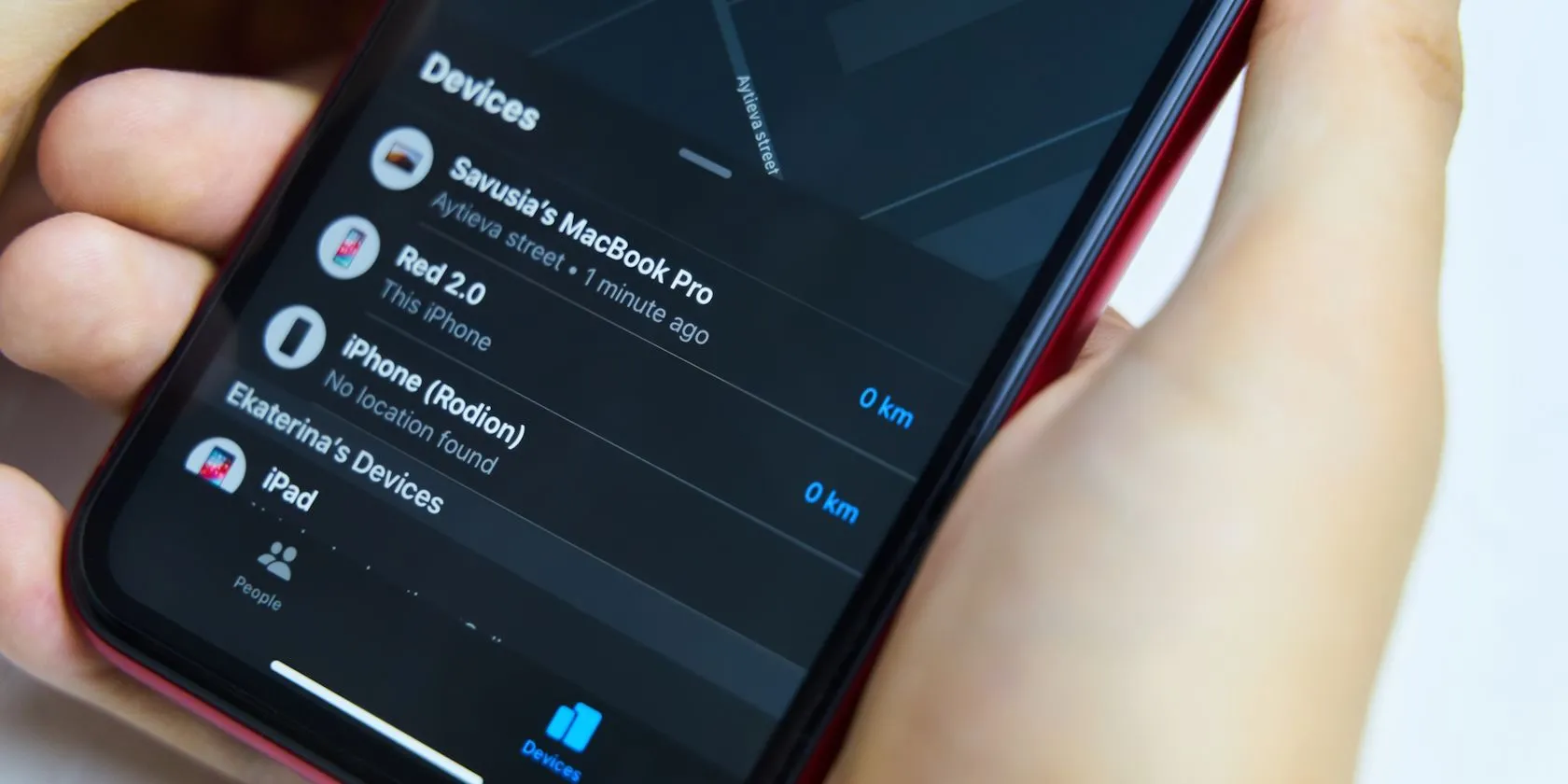 Ứng dụng Find My trên iPhone hiển thị vị trí thiết bị ngoại tuyến, minh họa chức năng tìm kiếm với Ultra Wideband