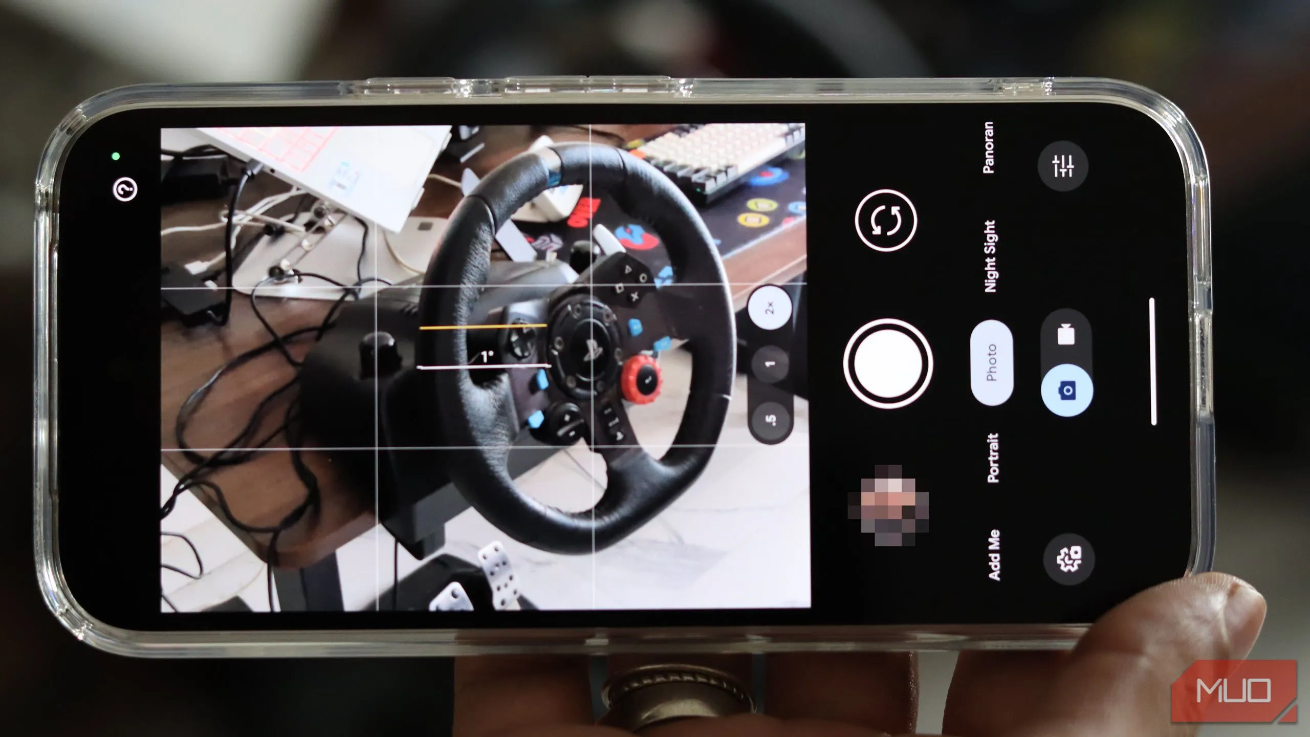 Ứng dụng Google Camera (GCam) đang mở trên điện thoại Pixel 9a, hiển thị giao diện chụp ảnh với các tùy chọn Night Sight và HDR+.