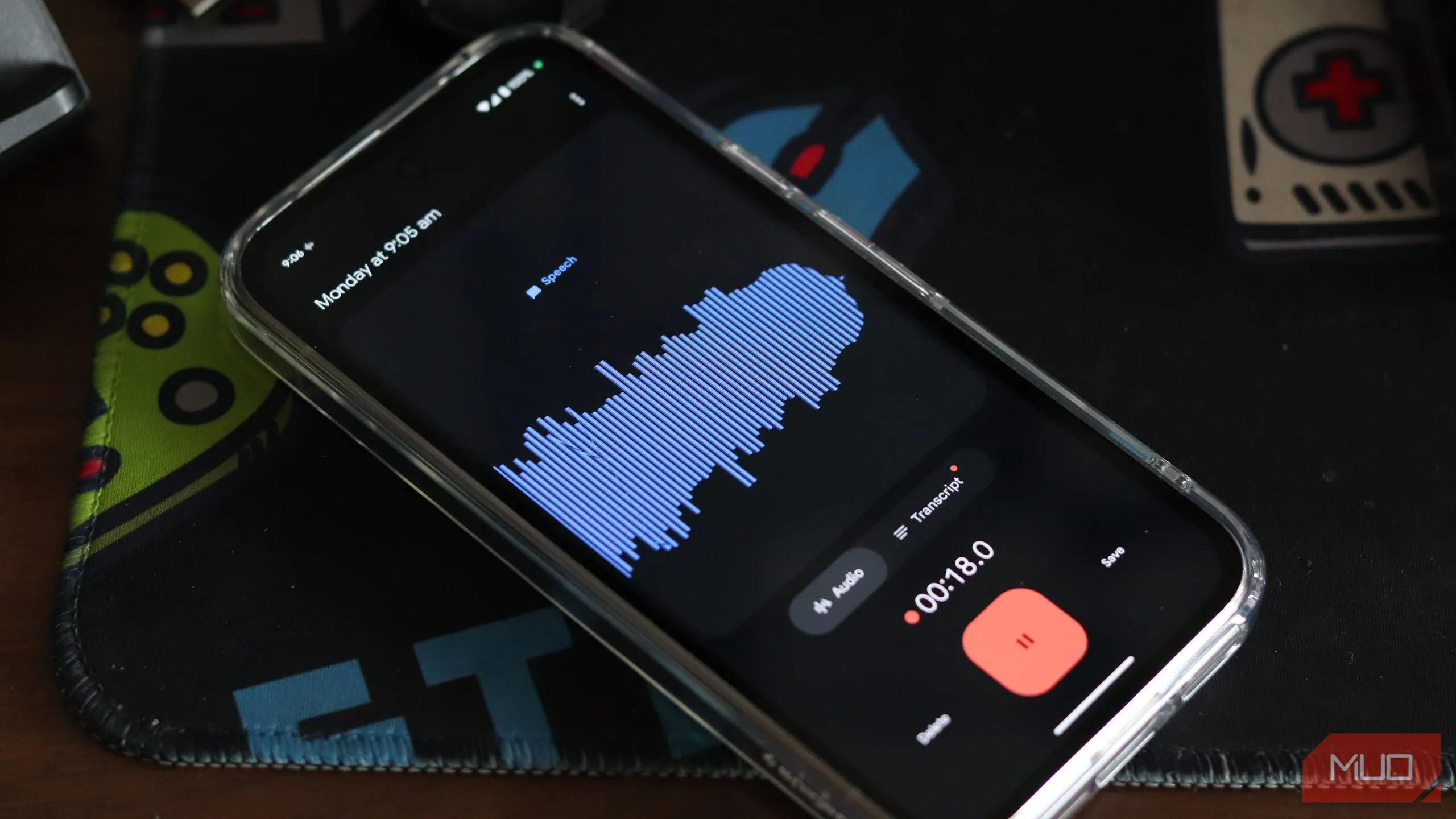 Ứng dụng Google Recorder đang mở trên Pixel 9a, hiển thị giao diện ghi âm và tùy chọn phiên âm theo thời gian thực.