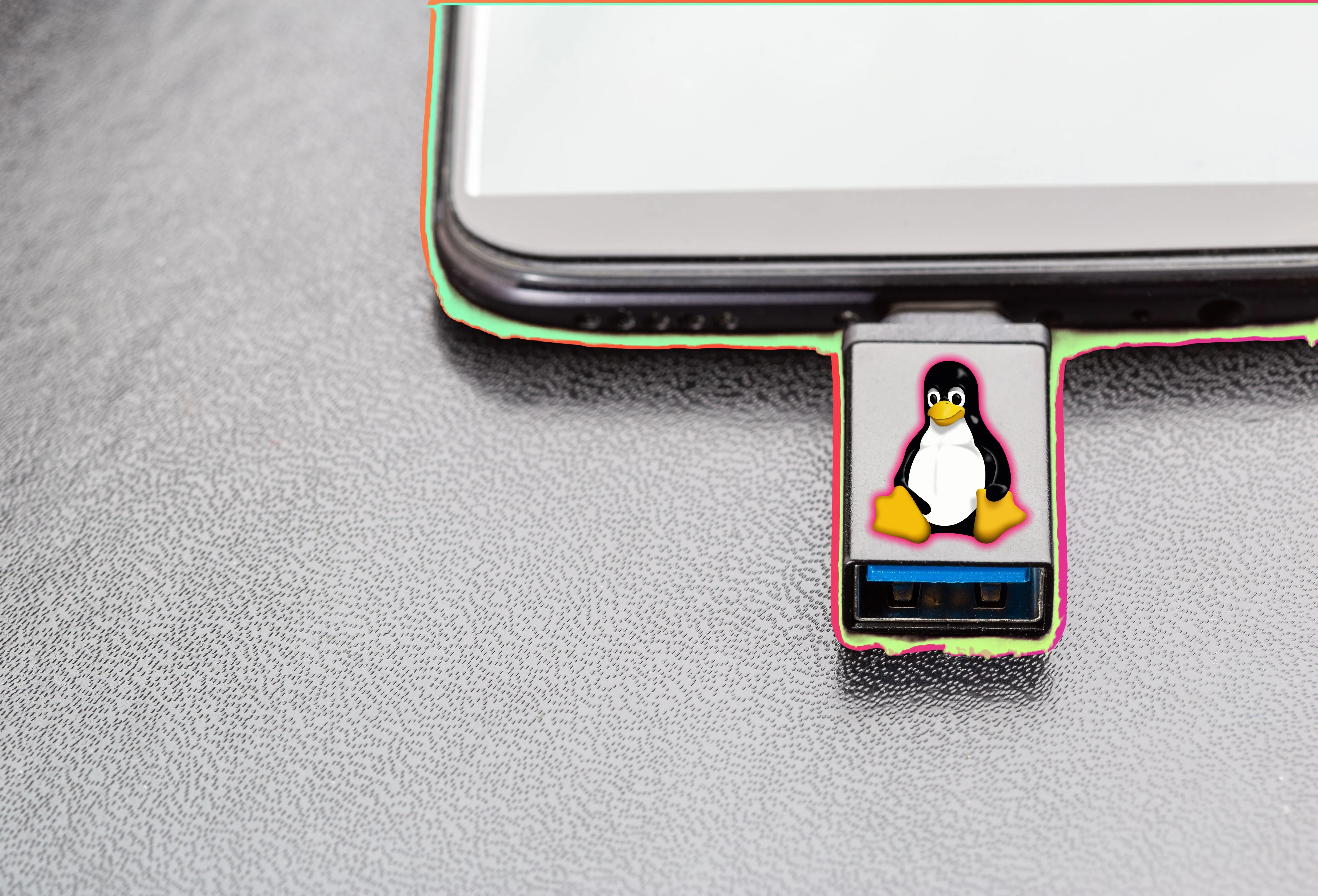 USB cứu hộ SystemRescue với biểu tượng Linux được cắm vào laptop để sửa lỗi hệ thống