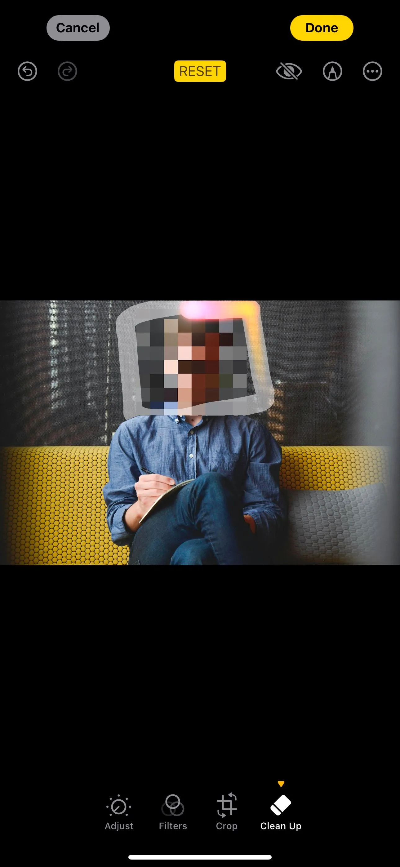 Vẽ hình vuông lên vùng khuôn mặt bị pixelate để Clean Up xóa hoàn toàn khỏi ảnh.