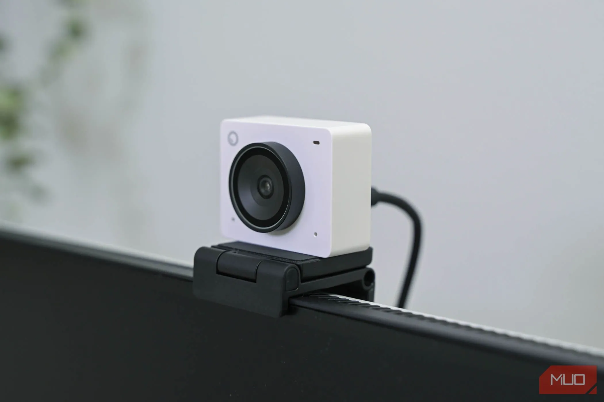 Webcam OBSBOT Meet 2 đang gắn trên màn hình nhưng ở trạng thái tắt nguồn, sẵn sàng cho bài kiểm tra micro