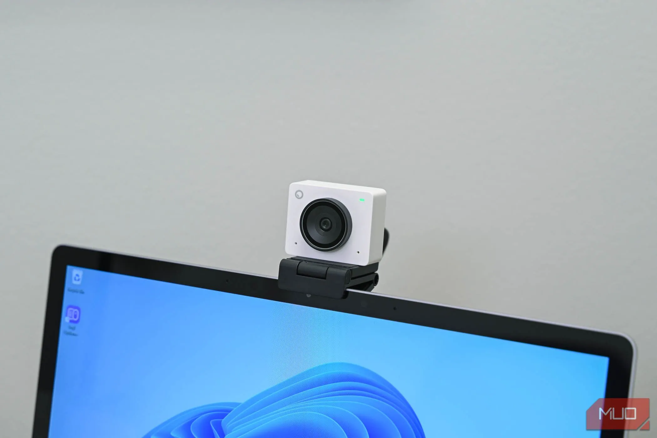 Webcam OBSBOT Meet 2 được đặt gọn gàng trên màn hình laptop, minh họa tính di động và dễ sử dụng