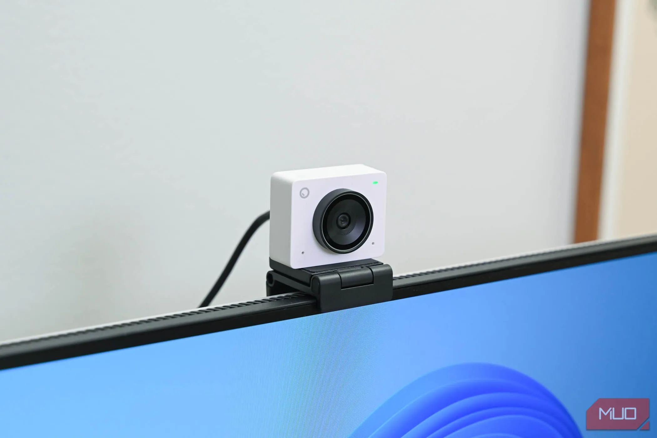 Webcam OBSBOT Meet 2 được gắn trên cạnh trên của màn hình máy tính, nhìn từ góc bên trái