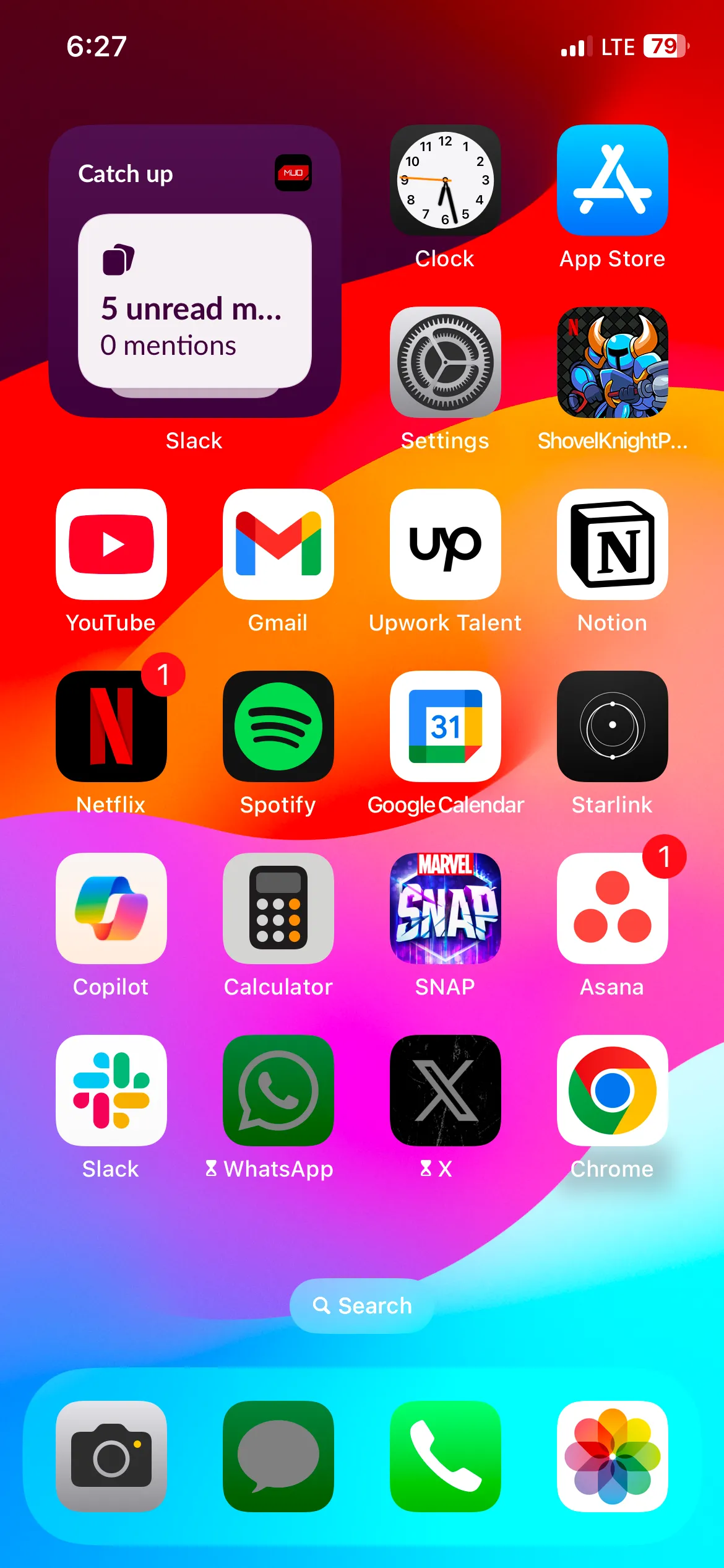 Widget Slack trên màn hình chính iPhone hiển thị số lượng tin nhắn chưa đọc và các đề cập.