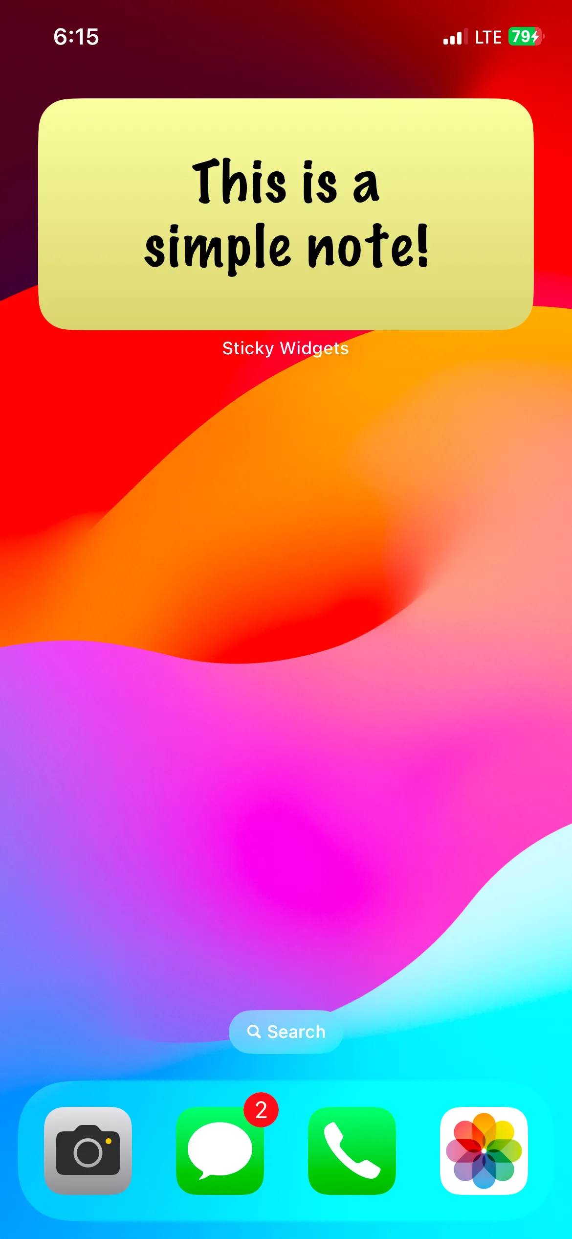 Widget Sticky Widgets trên màn hình chính iPhone hiển thị một ghi chú dán tùy chỉnh.